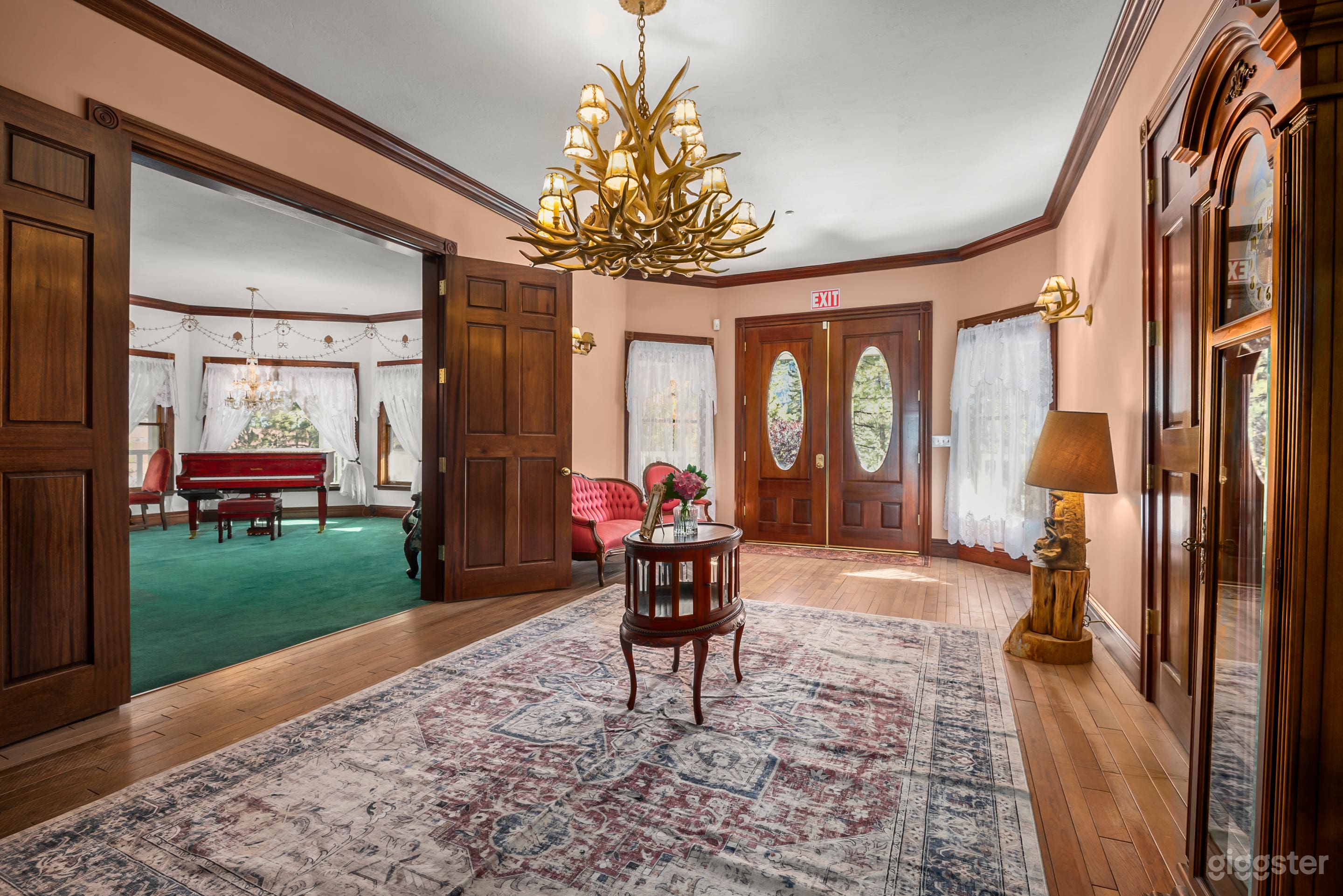 Wrightwood Castle: Spa, Library, Bar, Retro Arcade Photo 4