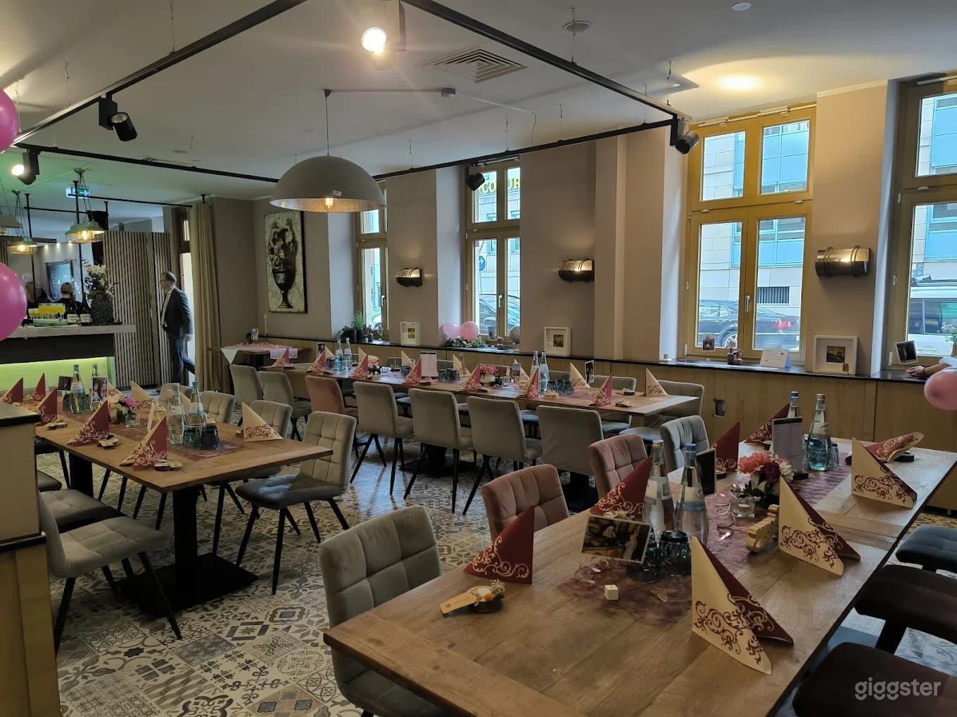 Eleganter Veranstaltungsraum mit Catering-Buffet in Magdeburg Foto 2
