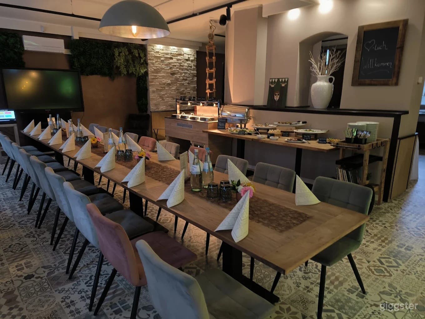 Eleganter Veranstaltungsraum mit Catering-Buffet in Magdeburg Foto 4