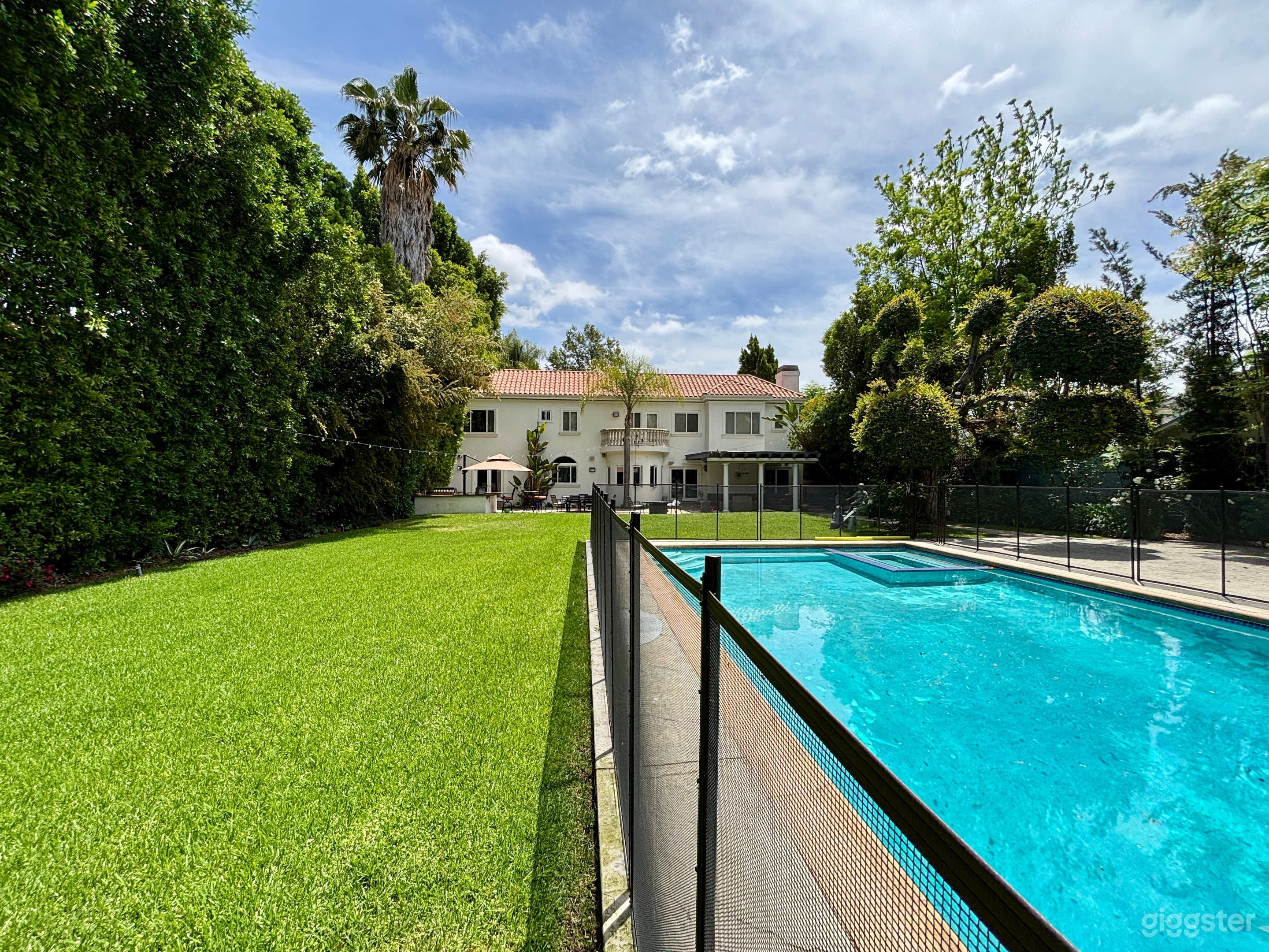 Grand Mansion Pool Sport Court and Garden Photo 2