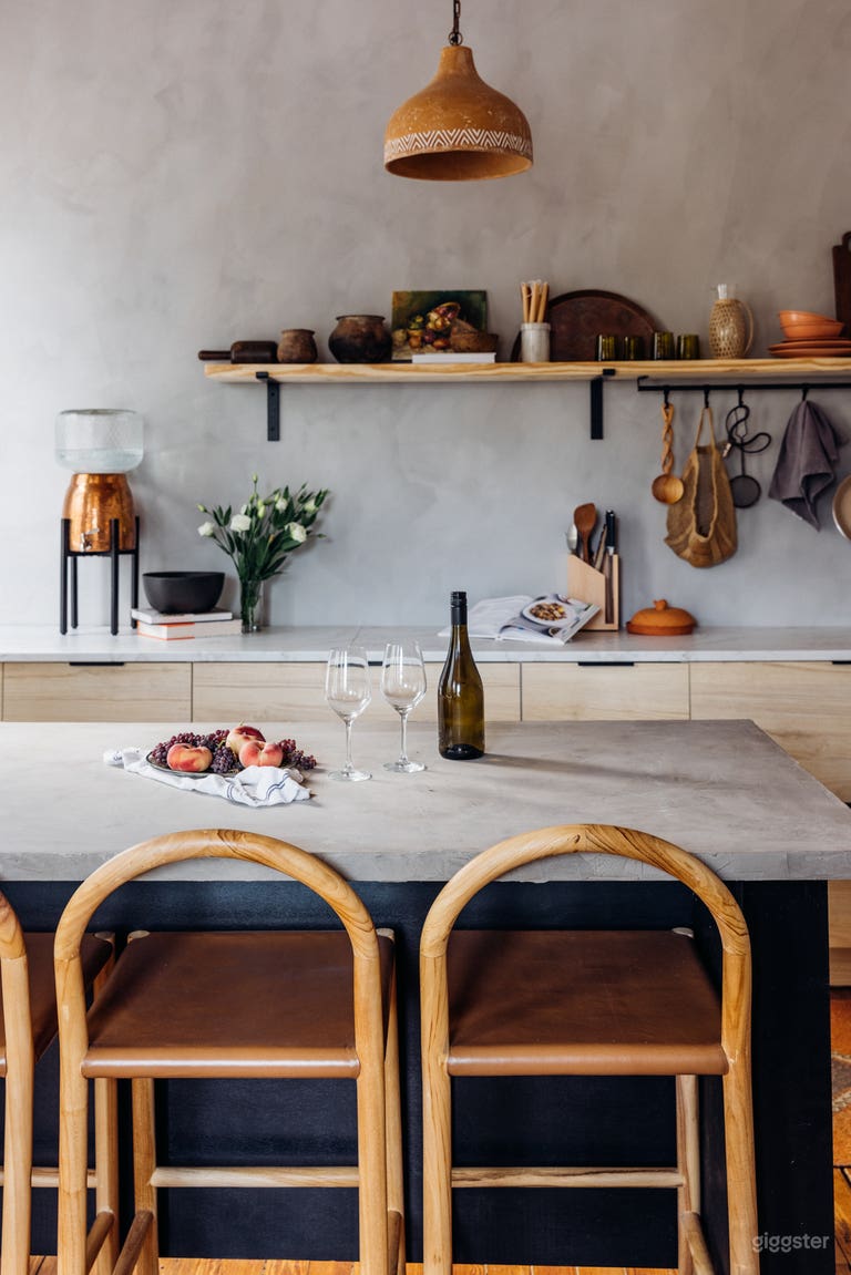  modular island and customizable shelves/props 