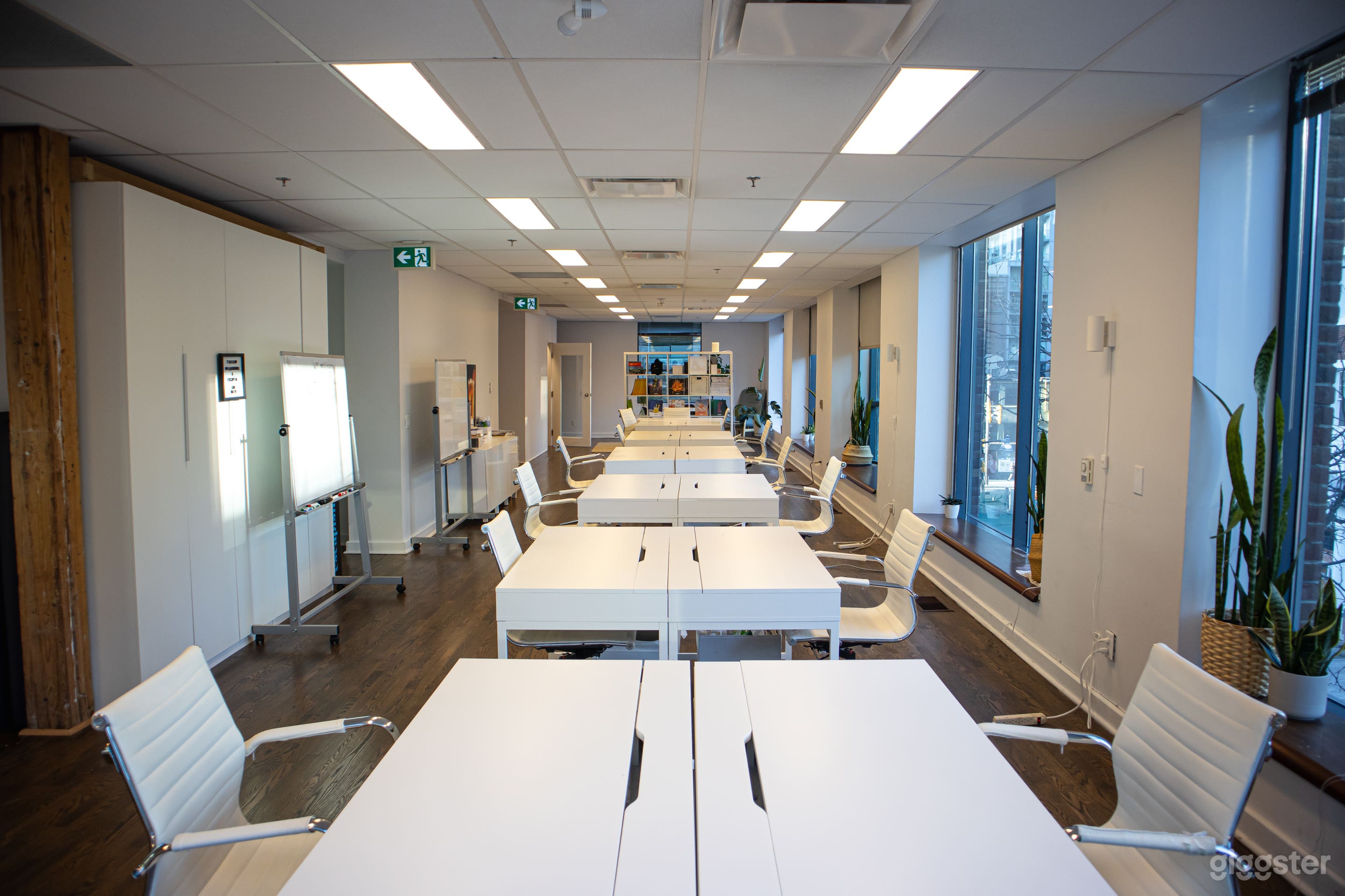 Bright Open Concept downtown Office / Shoot Space Photo 4