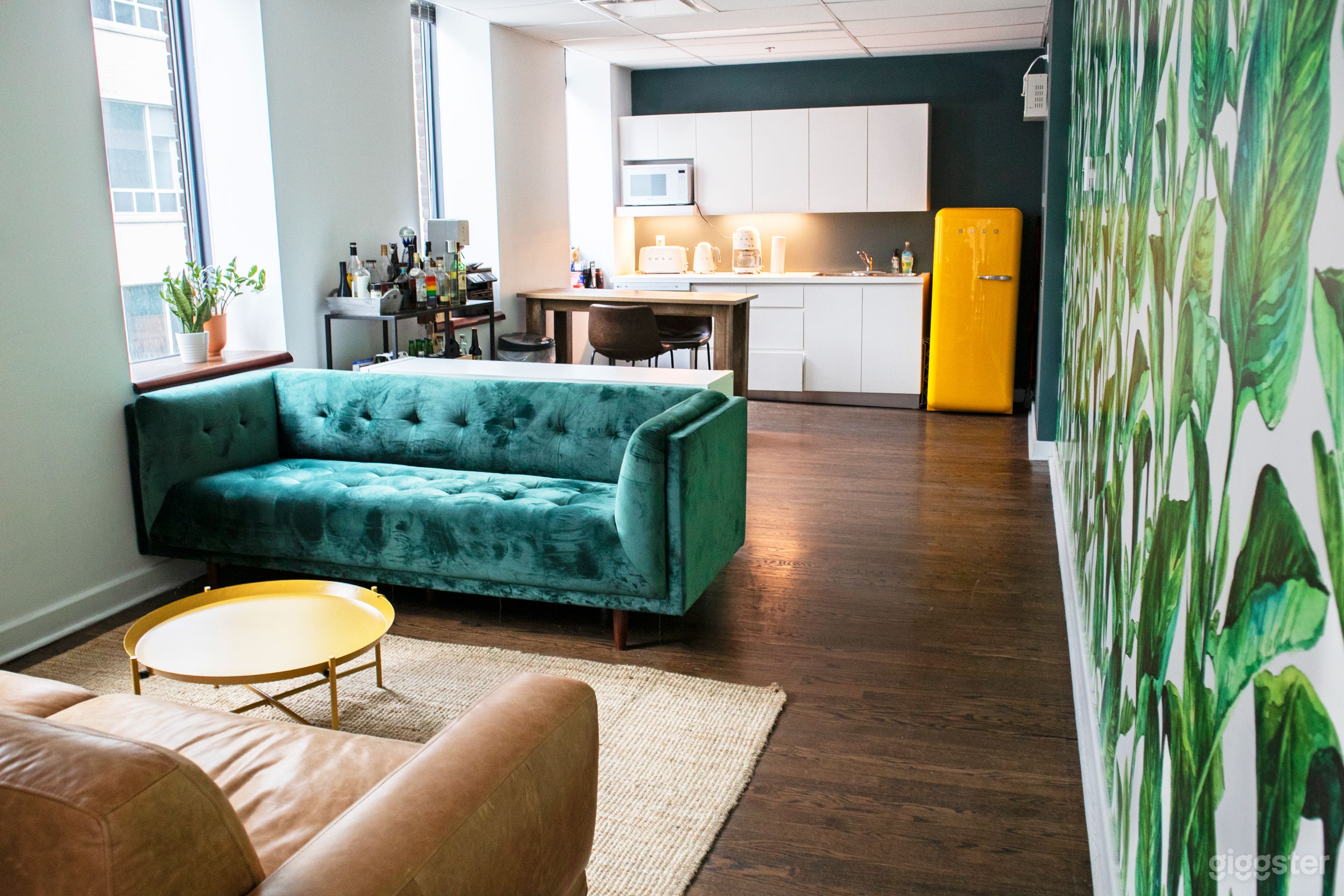 Bright Open Concept downtown Office / Shoot Space Photo 2