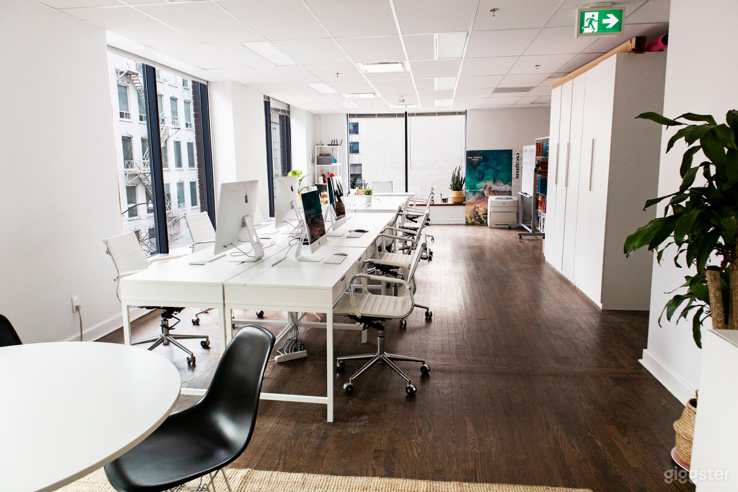 Bright Open Concept downtown Office / Shoot Space Photo 3