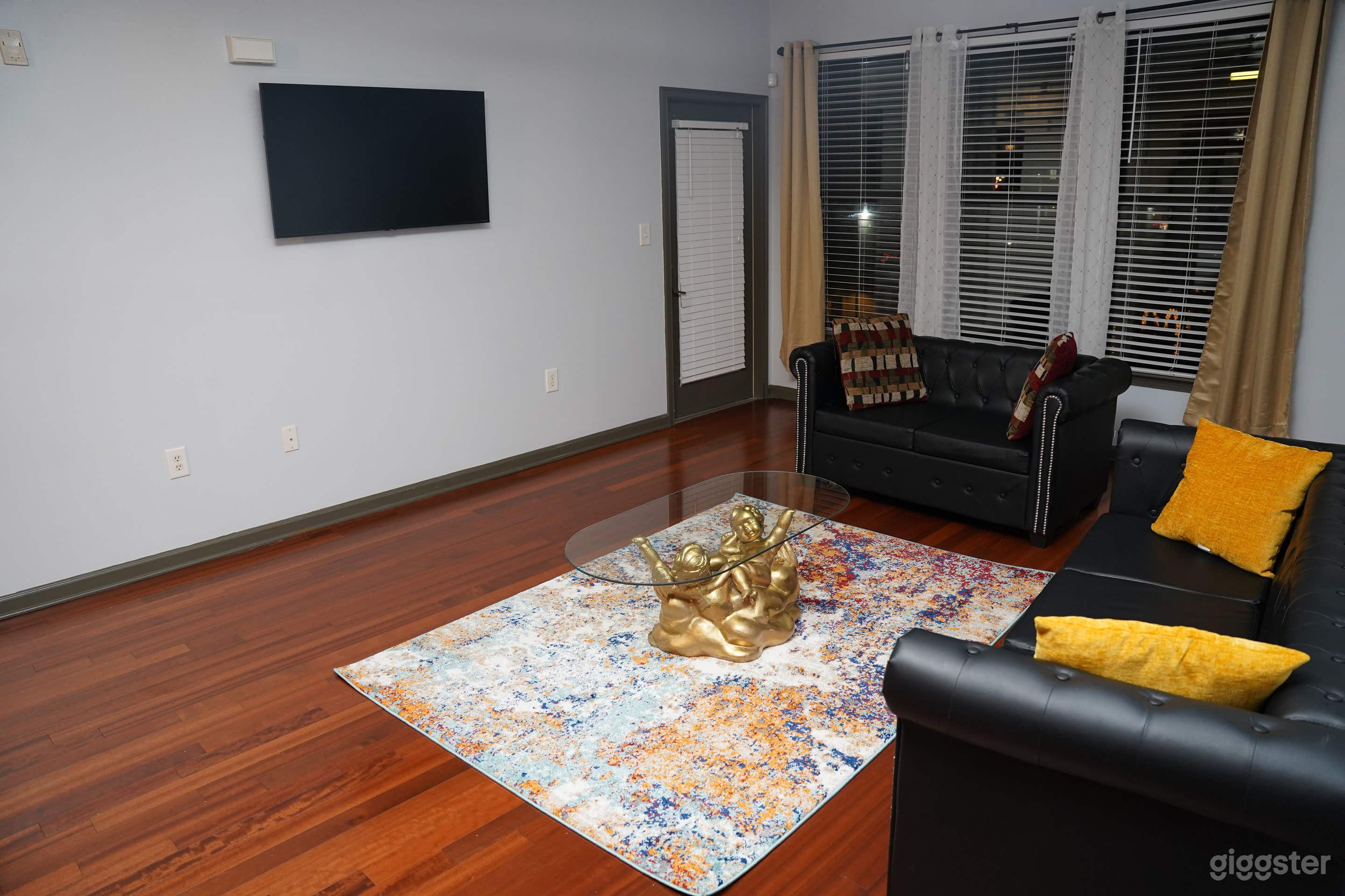 PRIME CITY LIVING WITH A LUXURIOUS TOUCH Photo 3