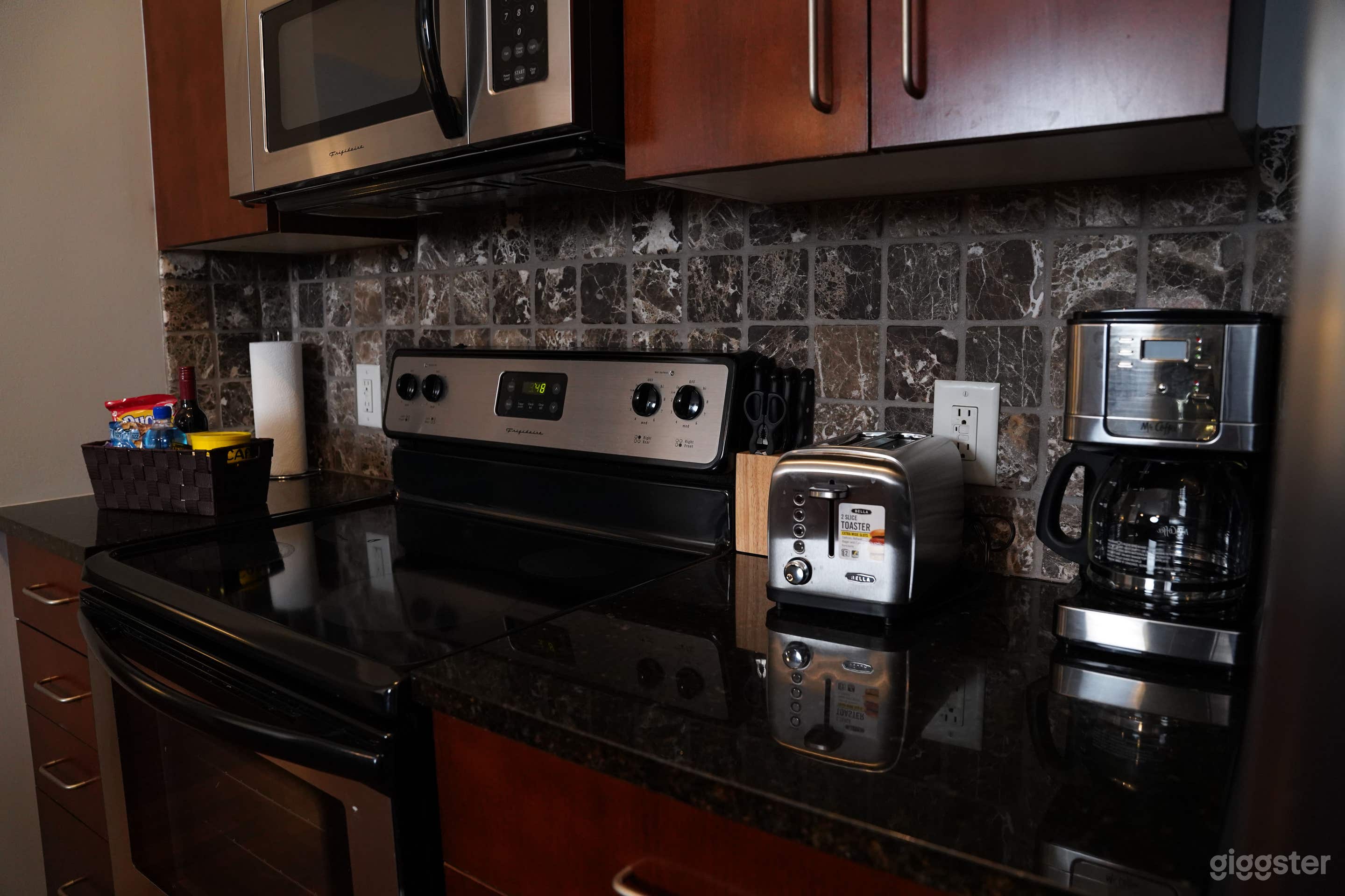 PRIME CITY LIVING WITH A LUXURIOUS TOUCH Photo 4