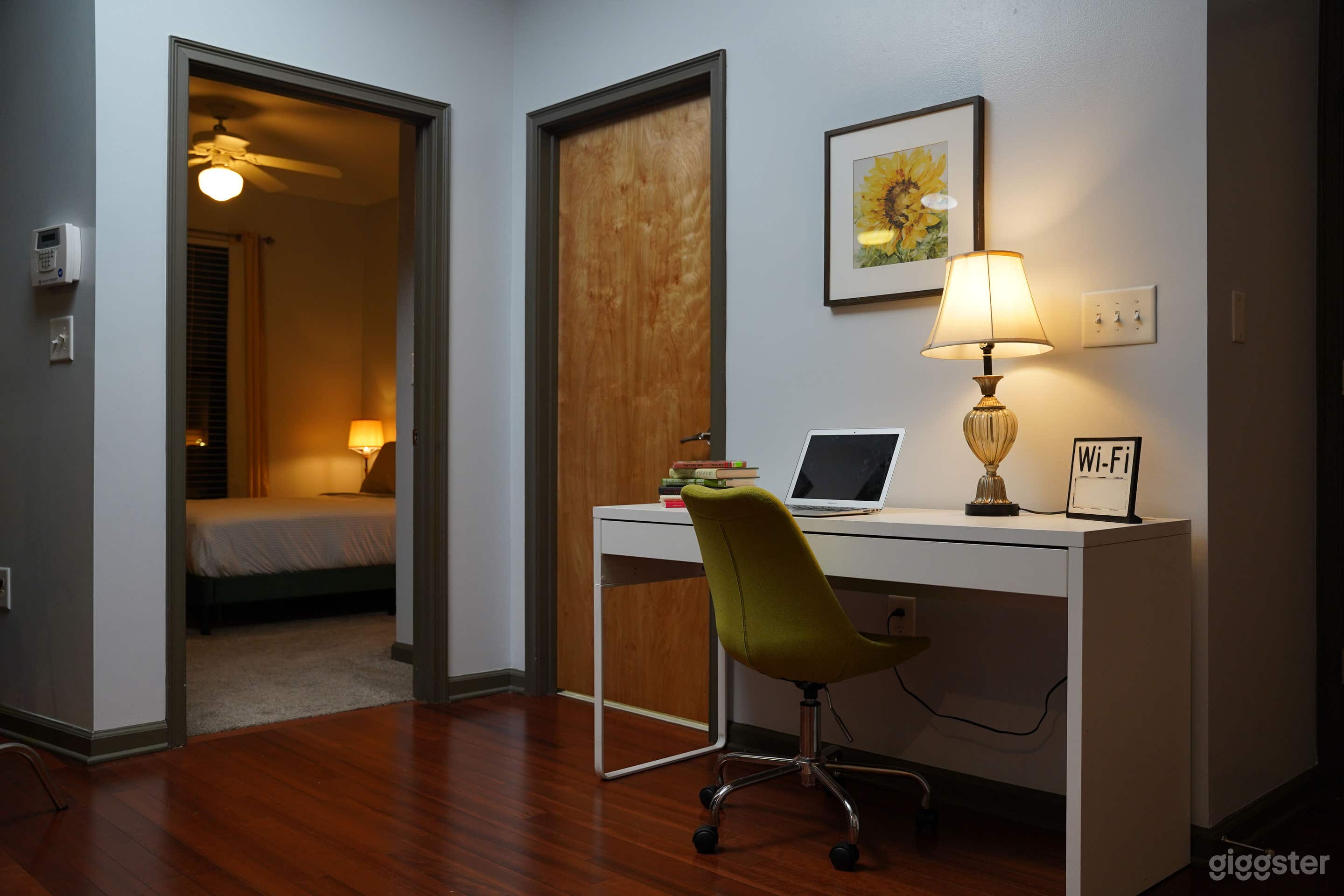 PRIME CITY LIVING WITH A LUXURIOUS TOUCH Photo 1