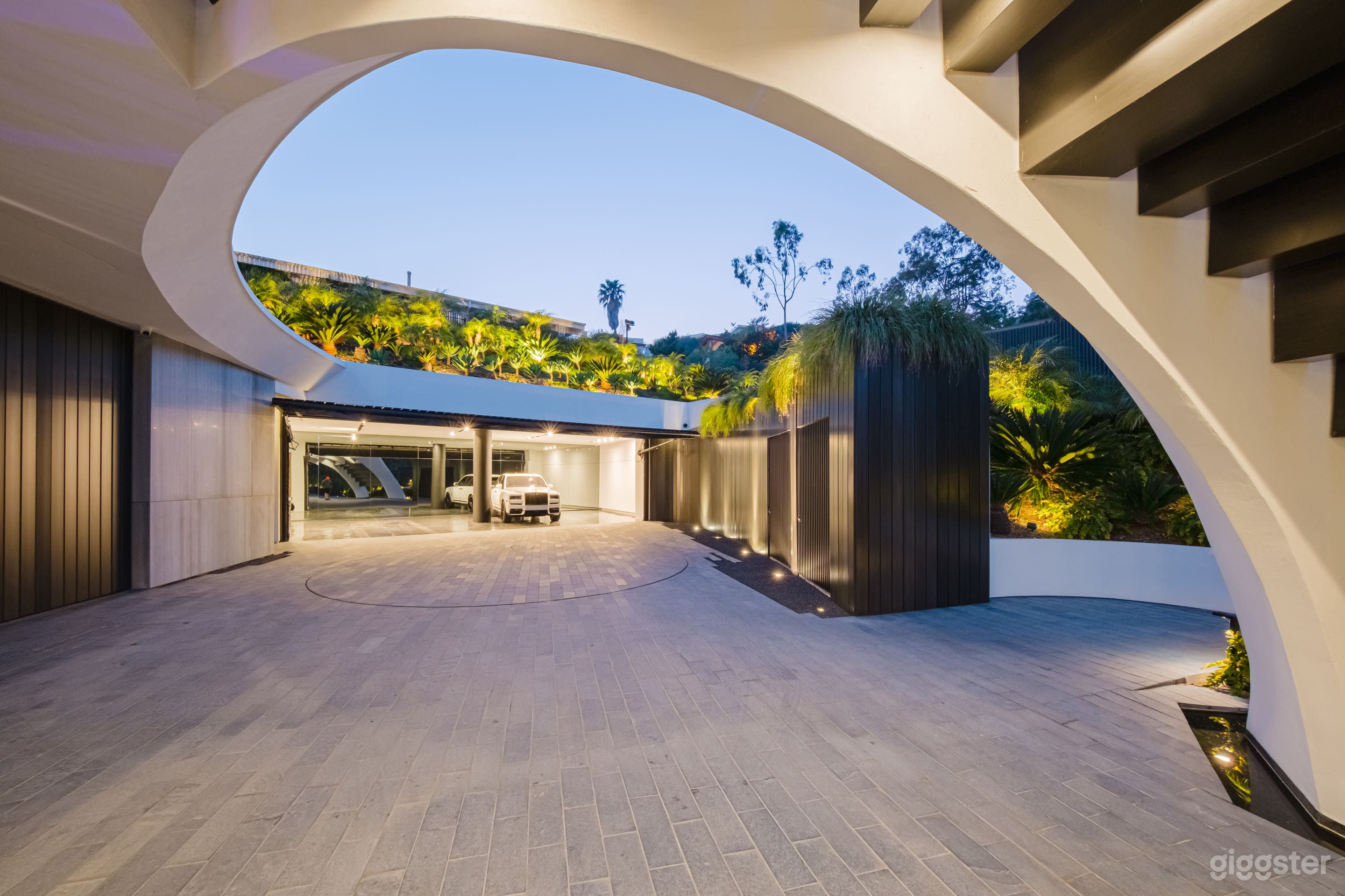 TWILIGHT SERENITY ENCLAVE: GOTHAM ESTATE Photo 4