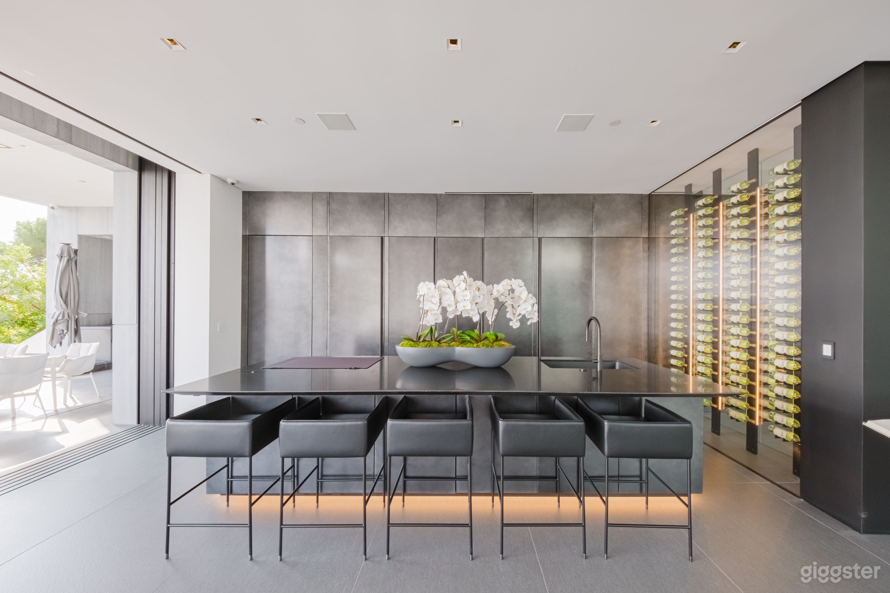 TWILIGHT SERENITY ENCLAVE: GOTHAM ESTATE Photo 3