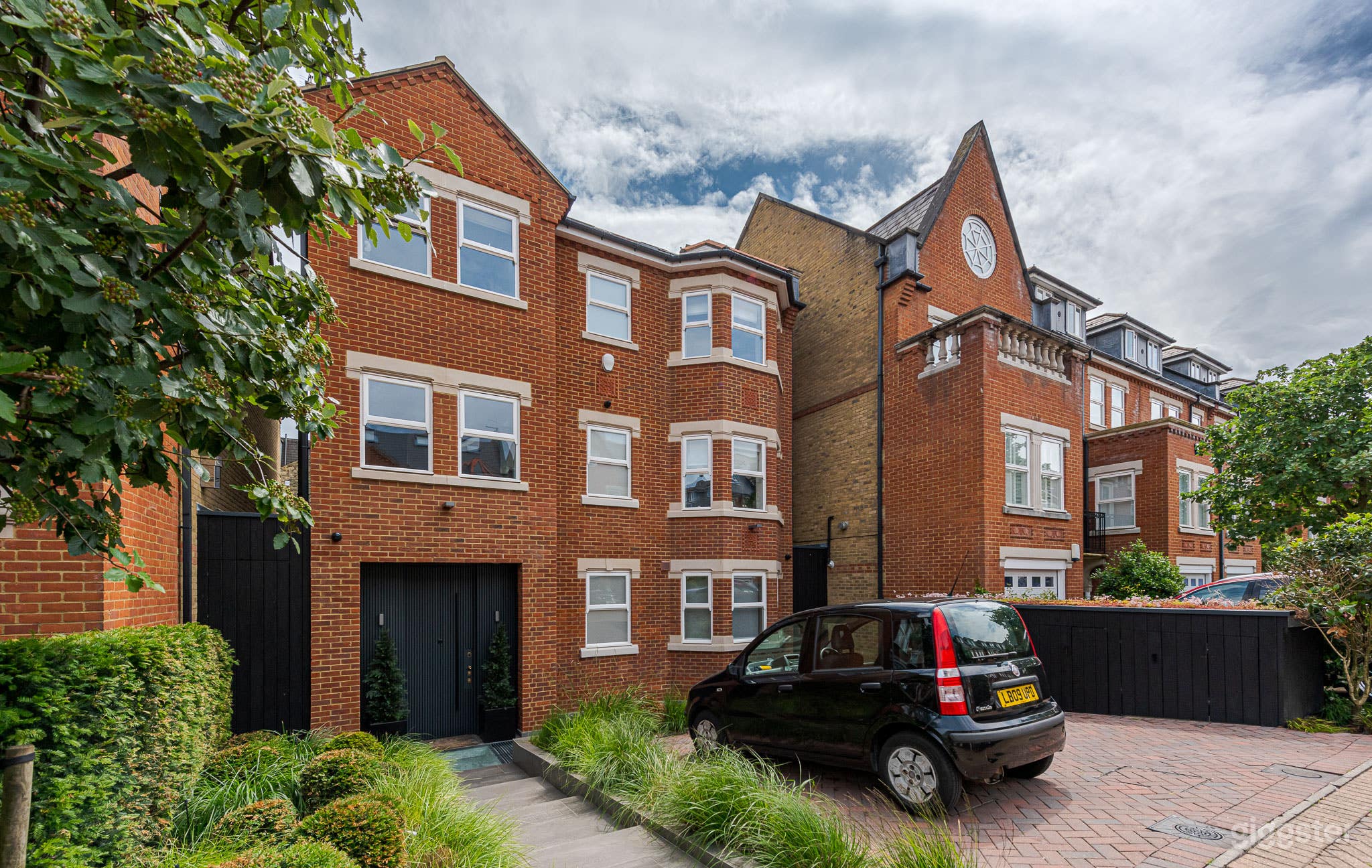 Roseneath House in Clapham With Indoor Spa and Bar Photo 3