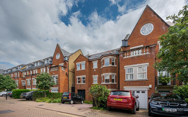  Roseneath House in Clapham With Indoor Spa and Bar 