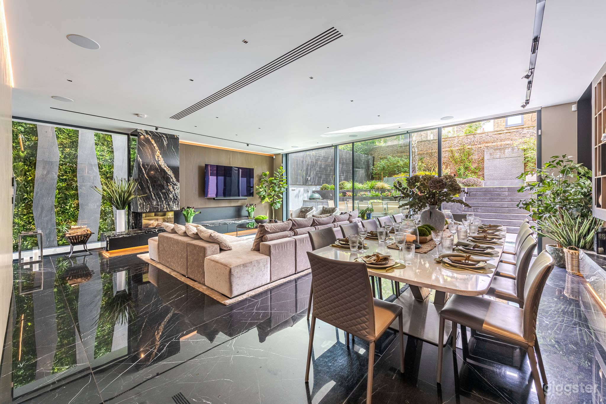 Roseneath House in Clapham With Indoor Spa and Bar Photo 1