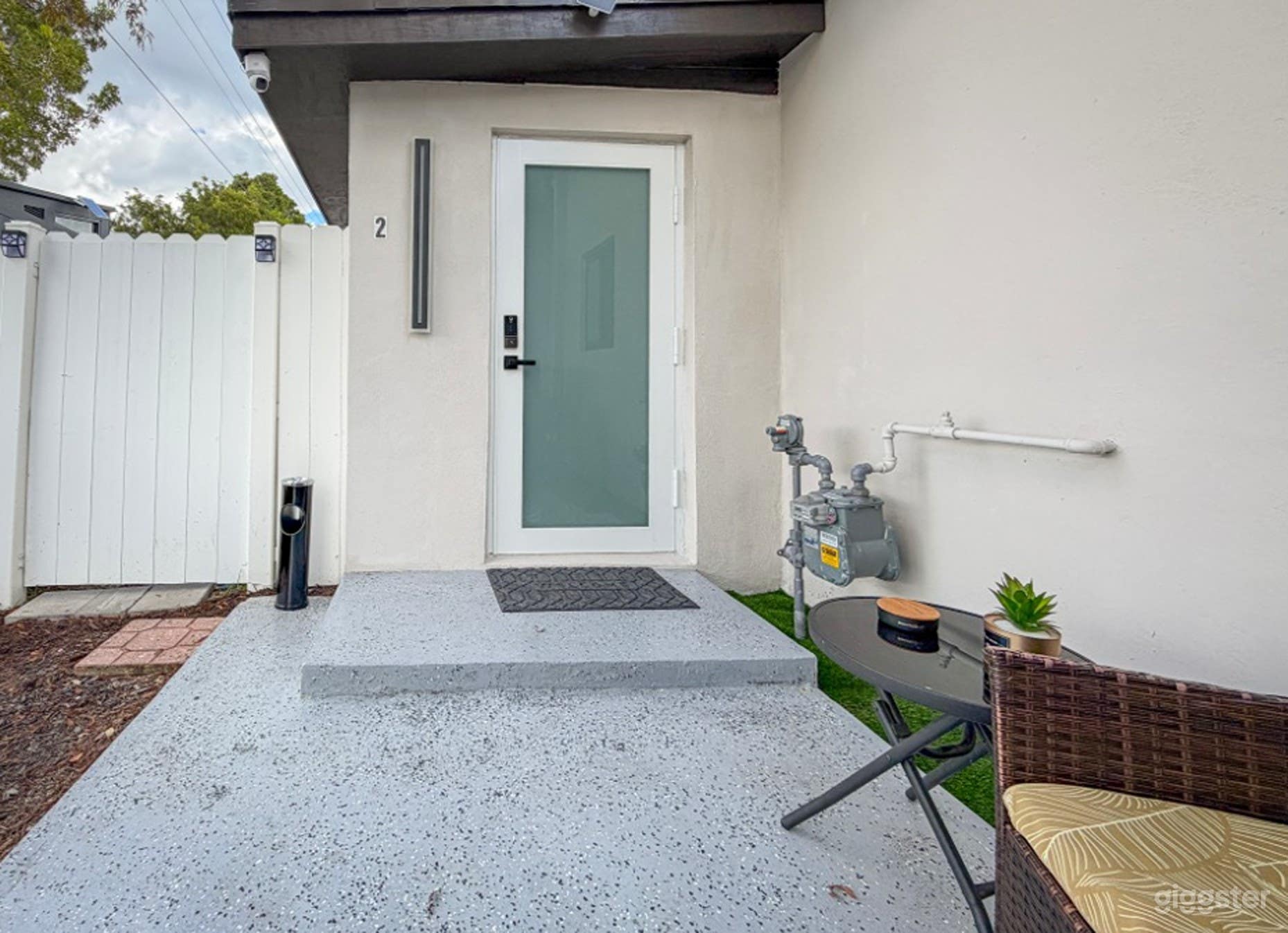 Exclusive Modern Studio Photo 3