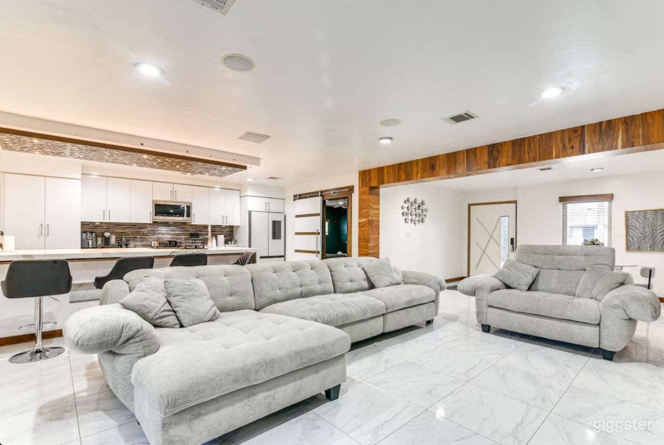 Spacious Indoor &amp; Outdoor Venue for Celebrations and Events Photo 3