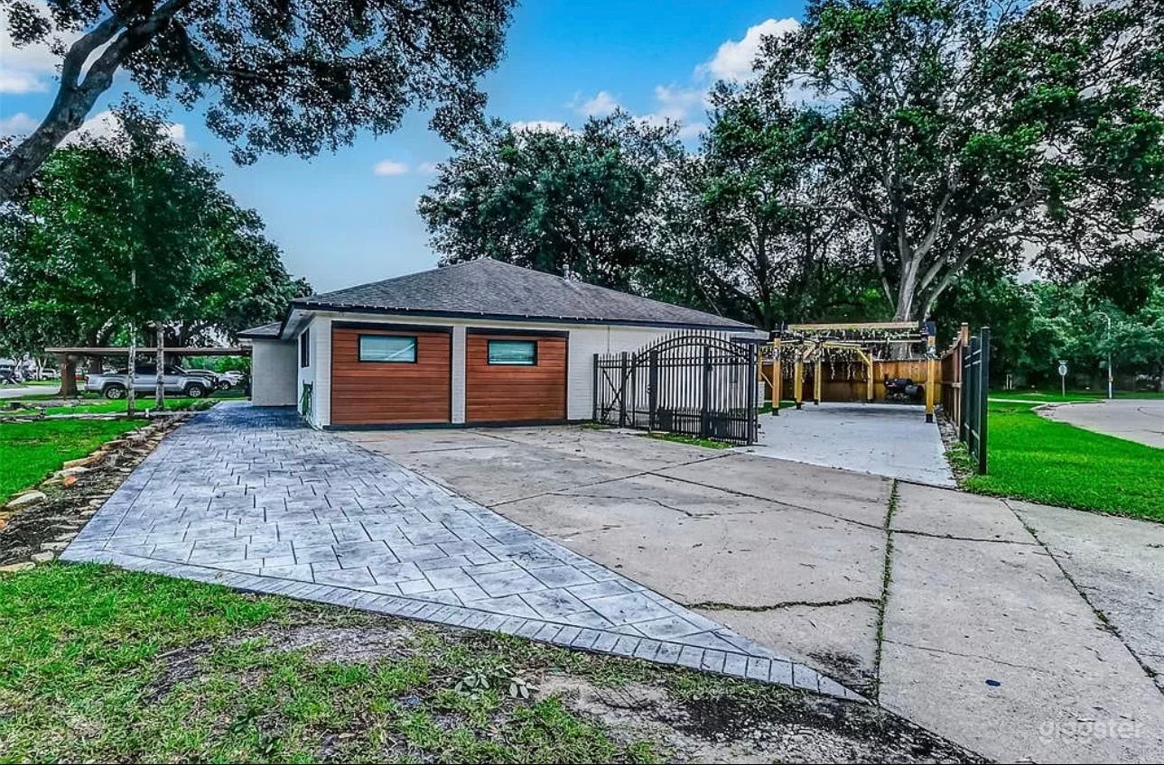 Spacious Indoor &amp; Outdoor Venue for Celebrations and Events Photo 1