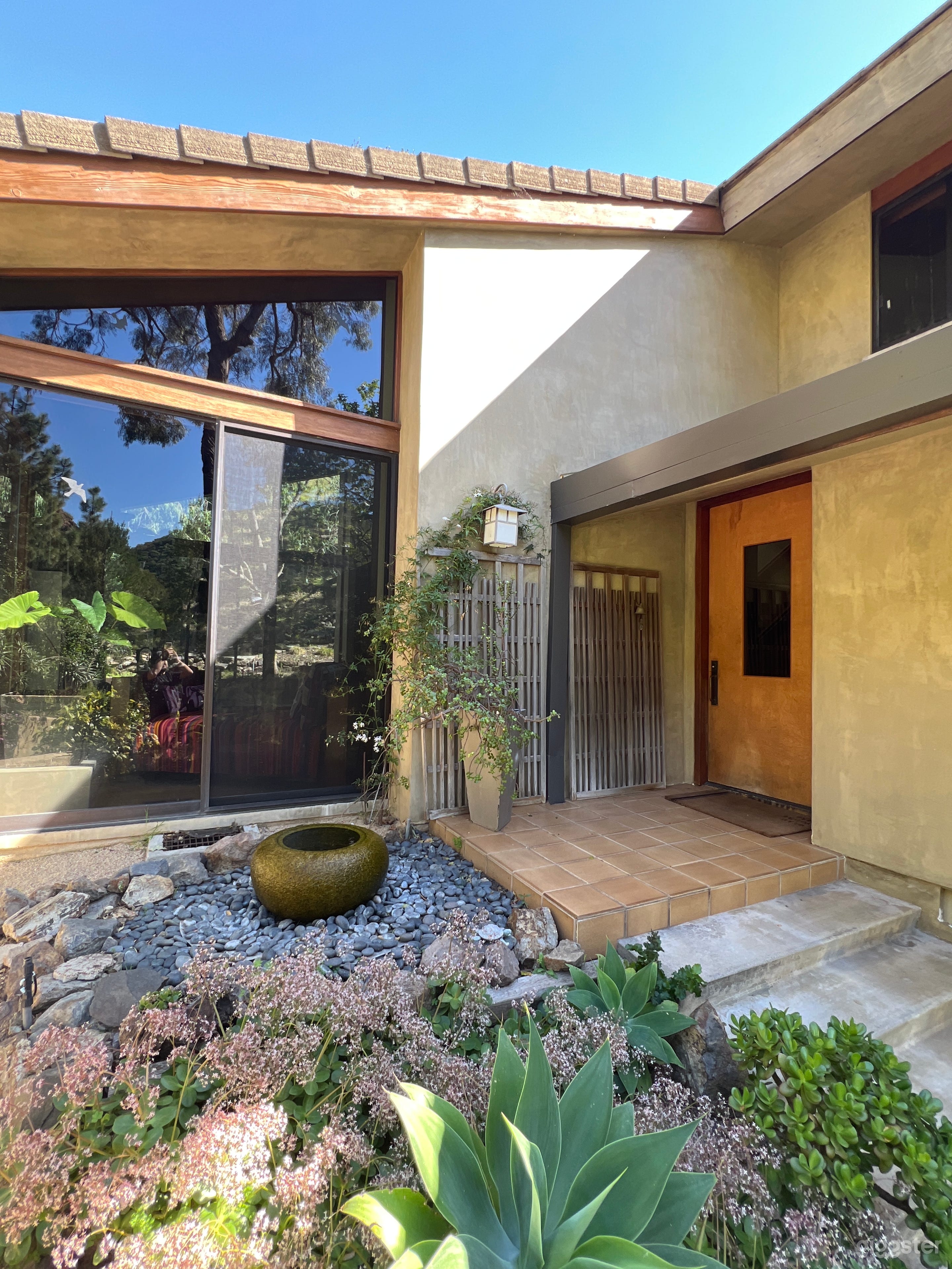 Mid Century Modern Hidden Beach Cabin Photo 2