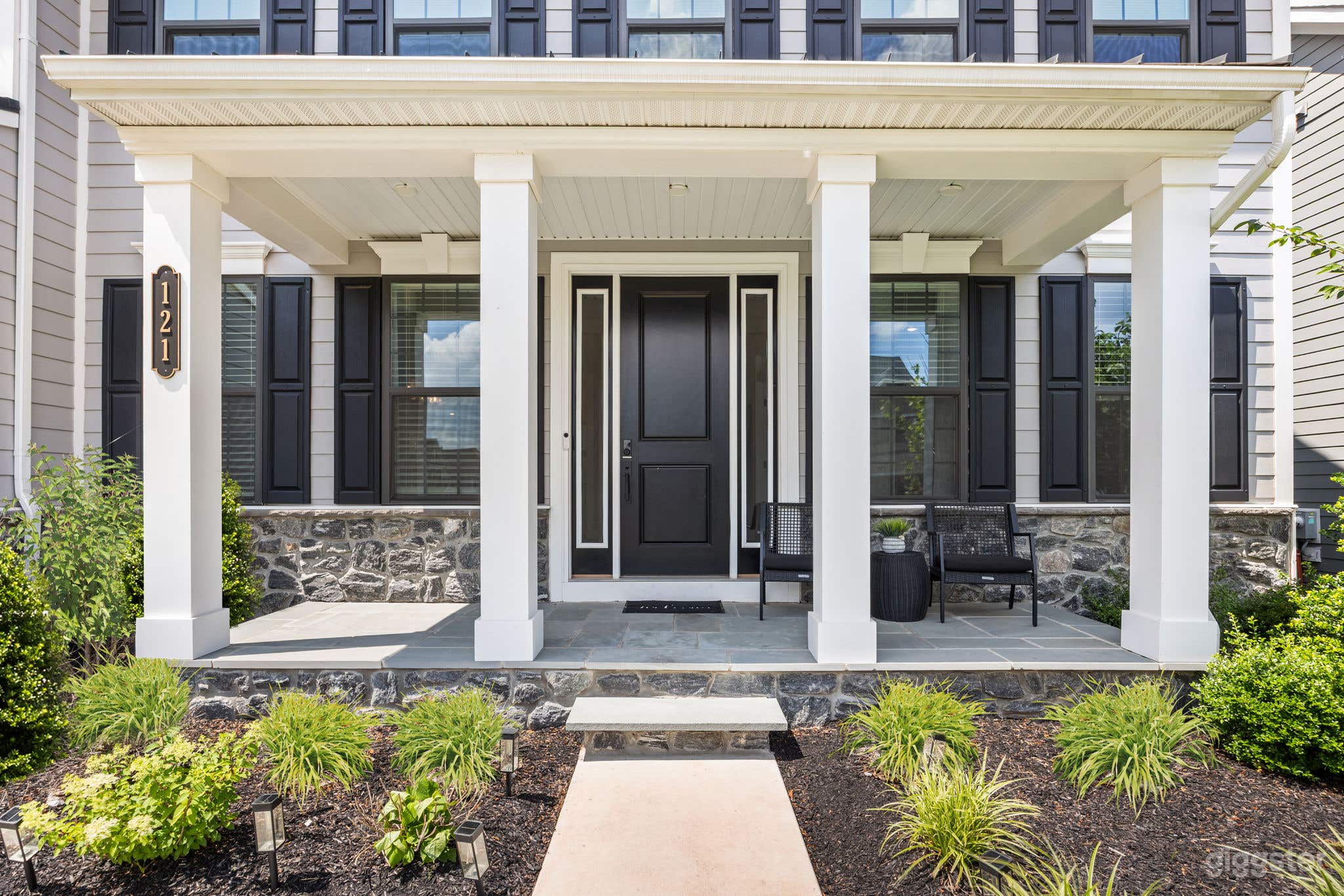 Modern and Fresh Large Suburban Home Photo 2