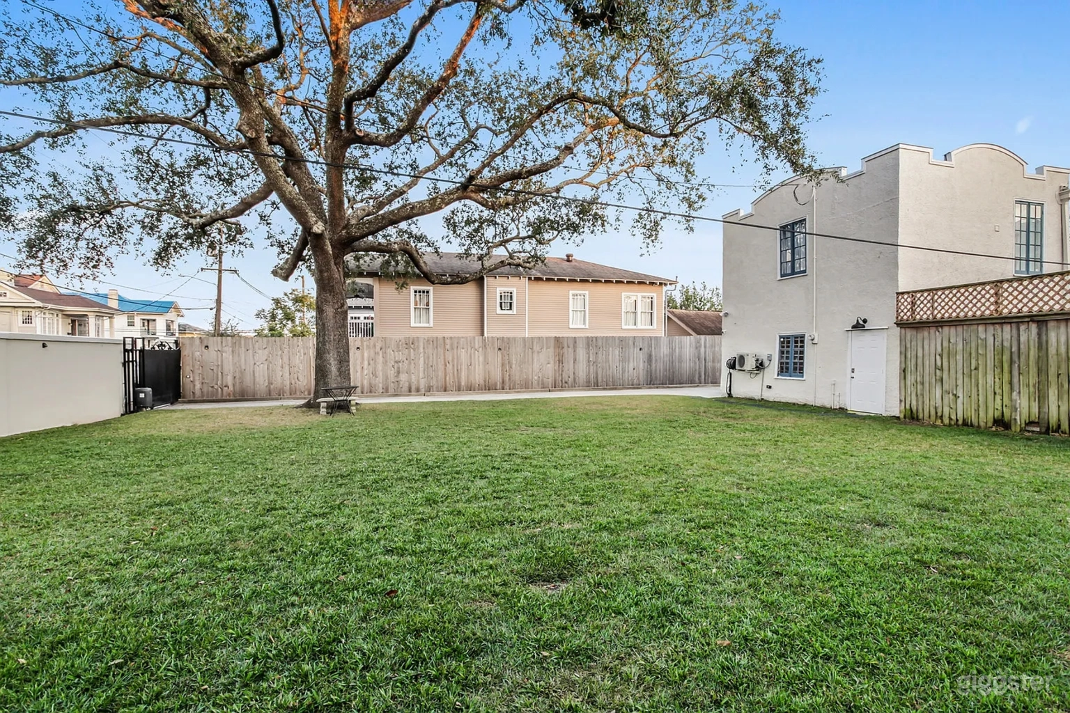 Spacious backyard with Patio Lounge &amp; BBQ Area Photo 2