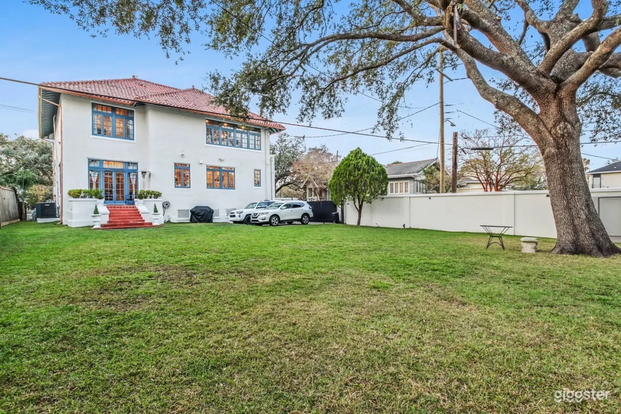 Spacious backyard with Patio Lounge &amp; BBQ Area Photo 4