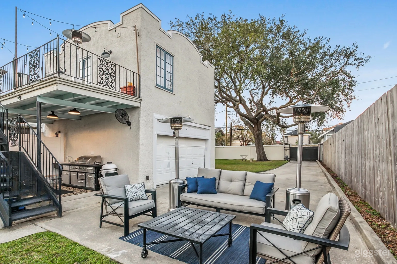 Spacious backyard with Patio Lounge &amp; BBQ Area Photo 3