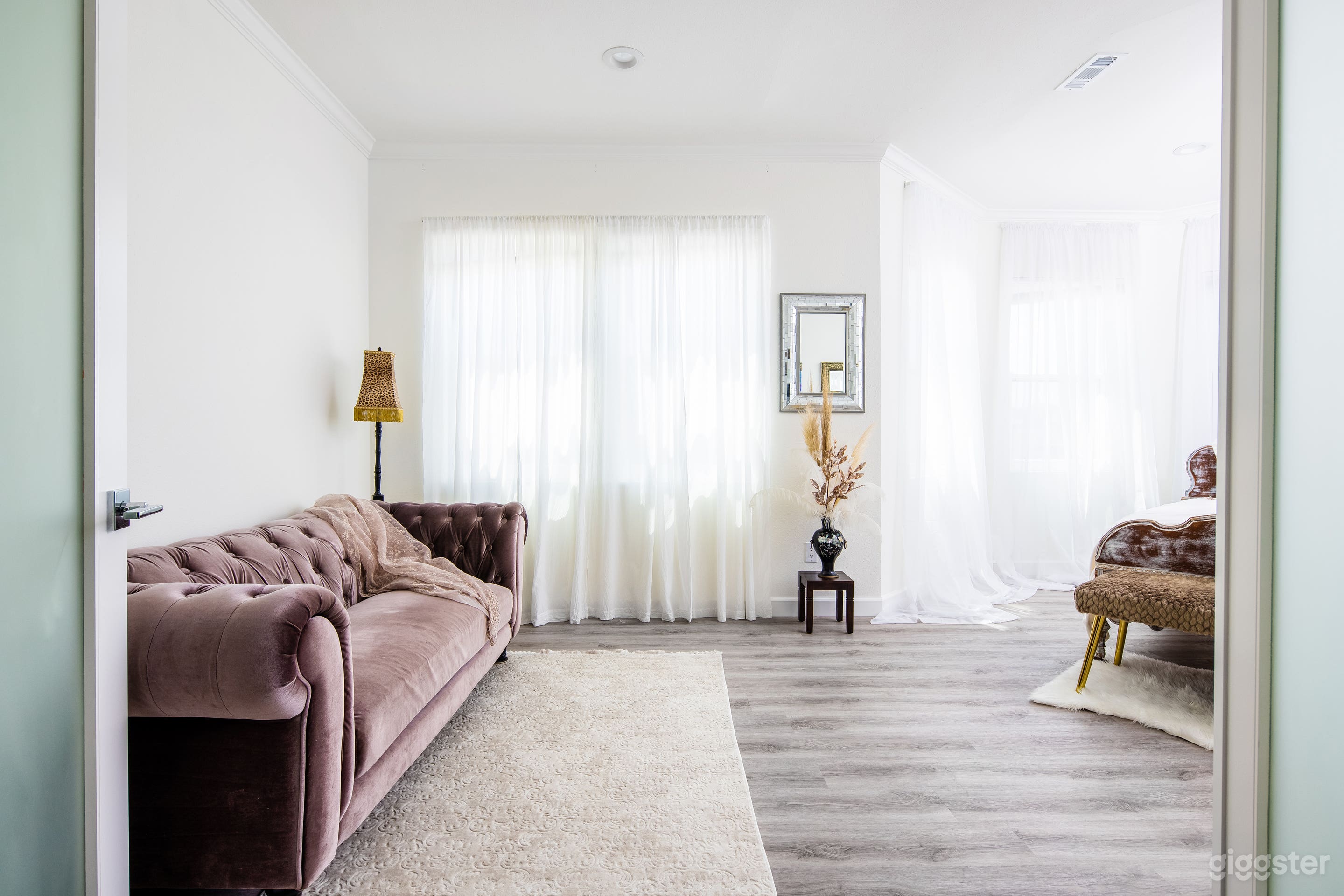 A 2,000 Sq. Ft. Cozy, Stylish Photography Studio Photo 4