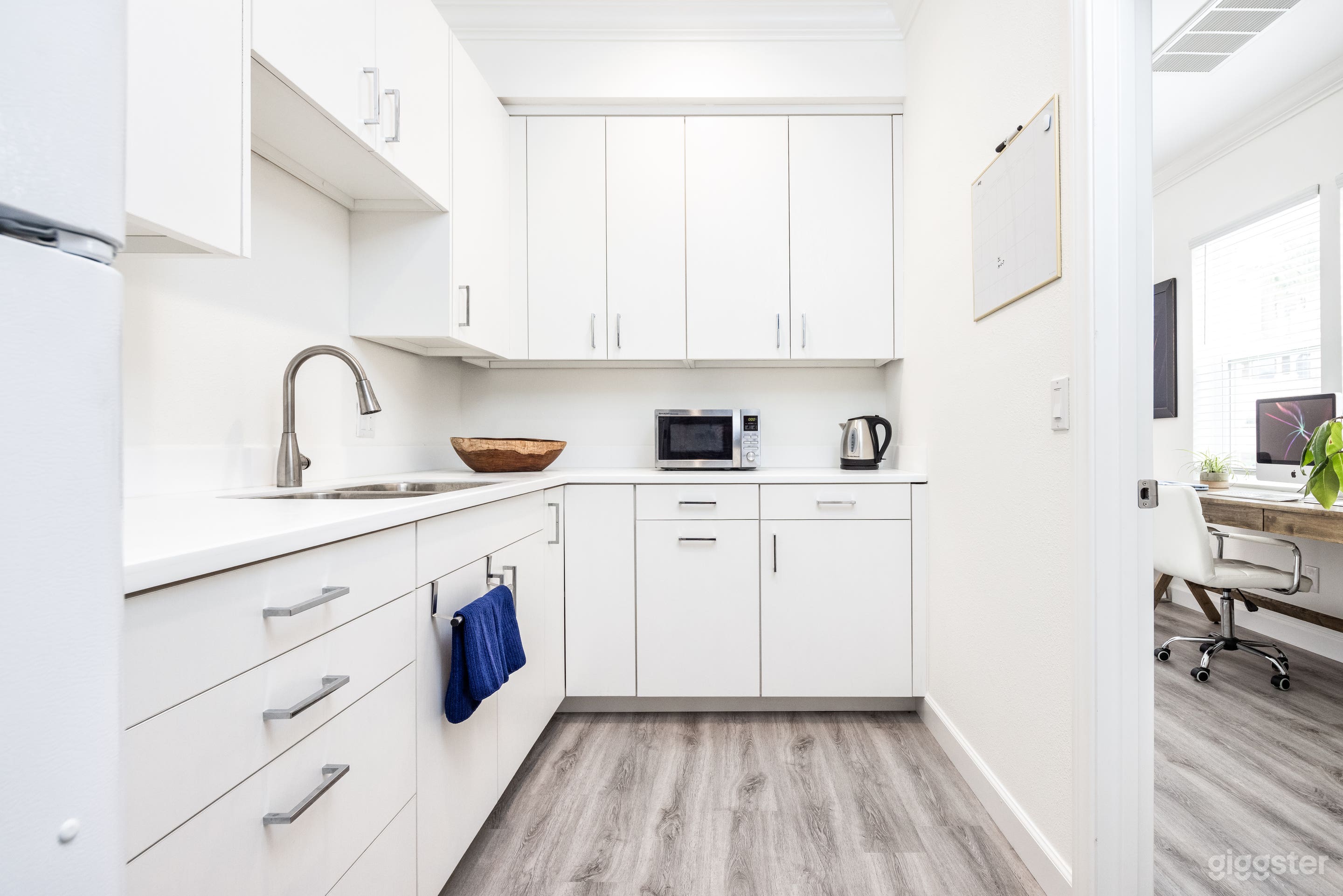 A 2,000 Sq. Ft. Cozy, Stylish Photography Studio Photo 3