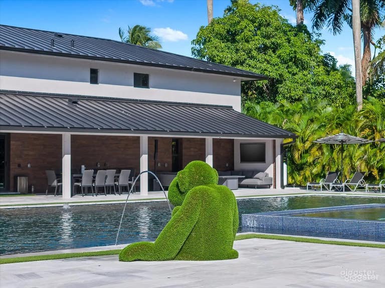  Outdoor Pool in a Miami Luxury Estate Modern 