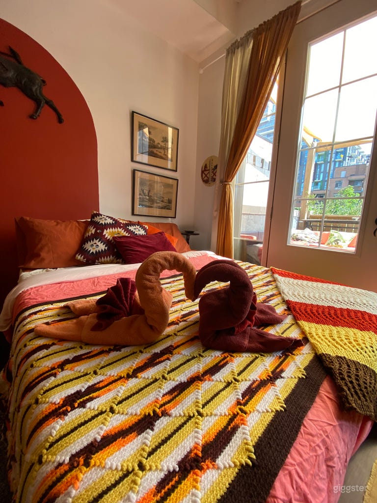  Bright Western Themed Studio With Patio 