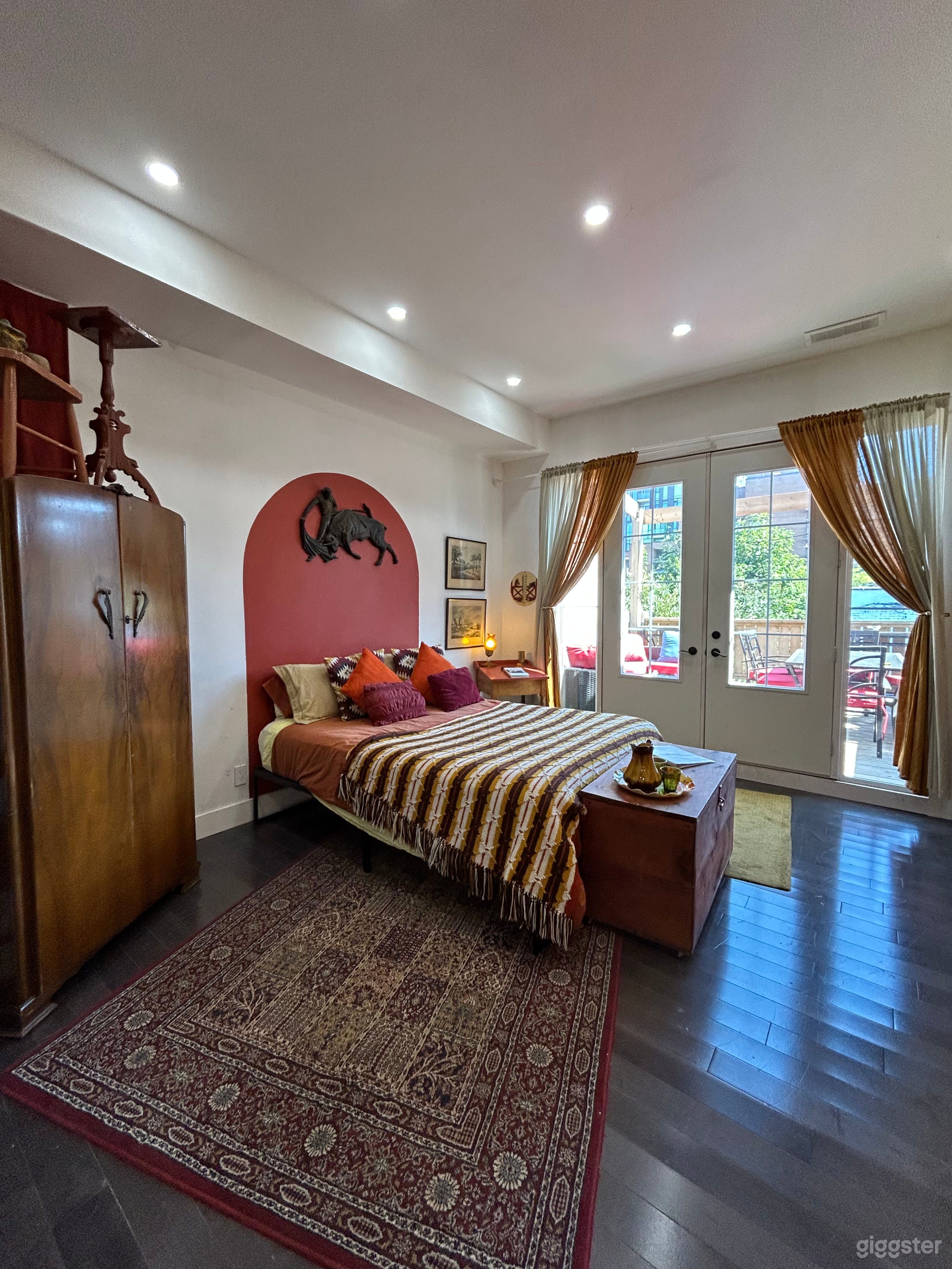 Bright Western Themed Studio With Patio Photo 3