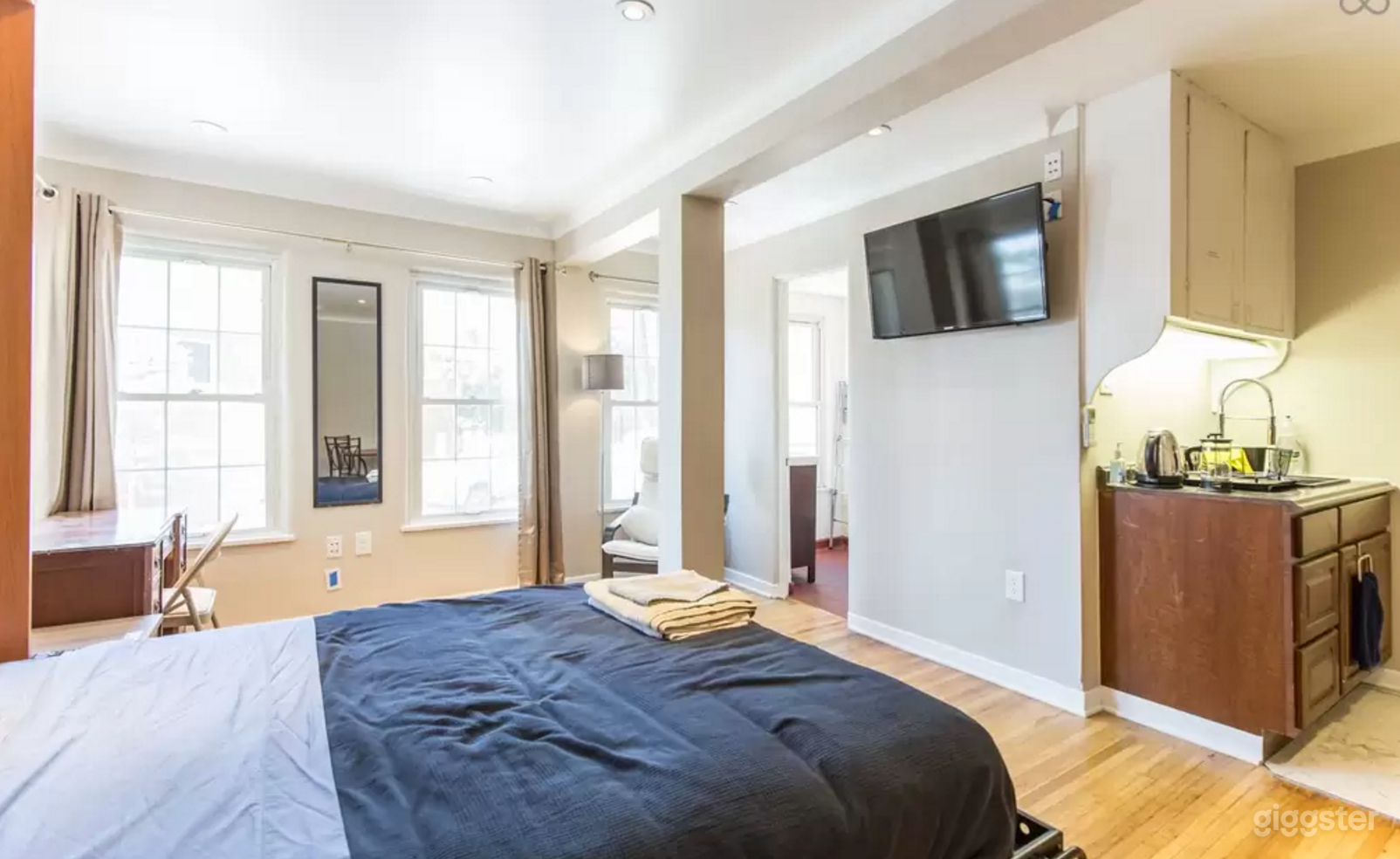 Self-Contained Studio Apartment with HD TV - HDMI input for streaming Production video or can stream via Roku Cast on iOs or Windows platforms.  Also, set up with Netflix/Amazon Prime/HBO.