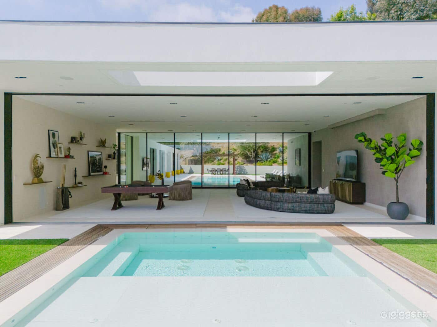 HILLCREST VILLA OPULENCE UNVEILED/POOL Photo 3