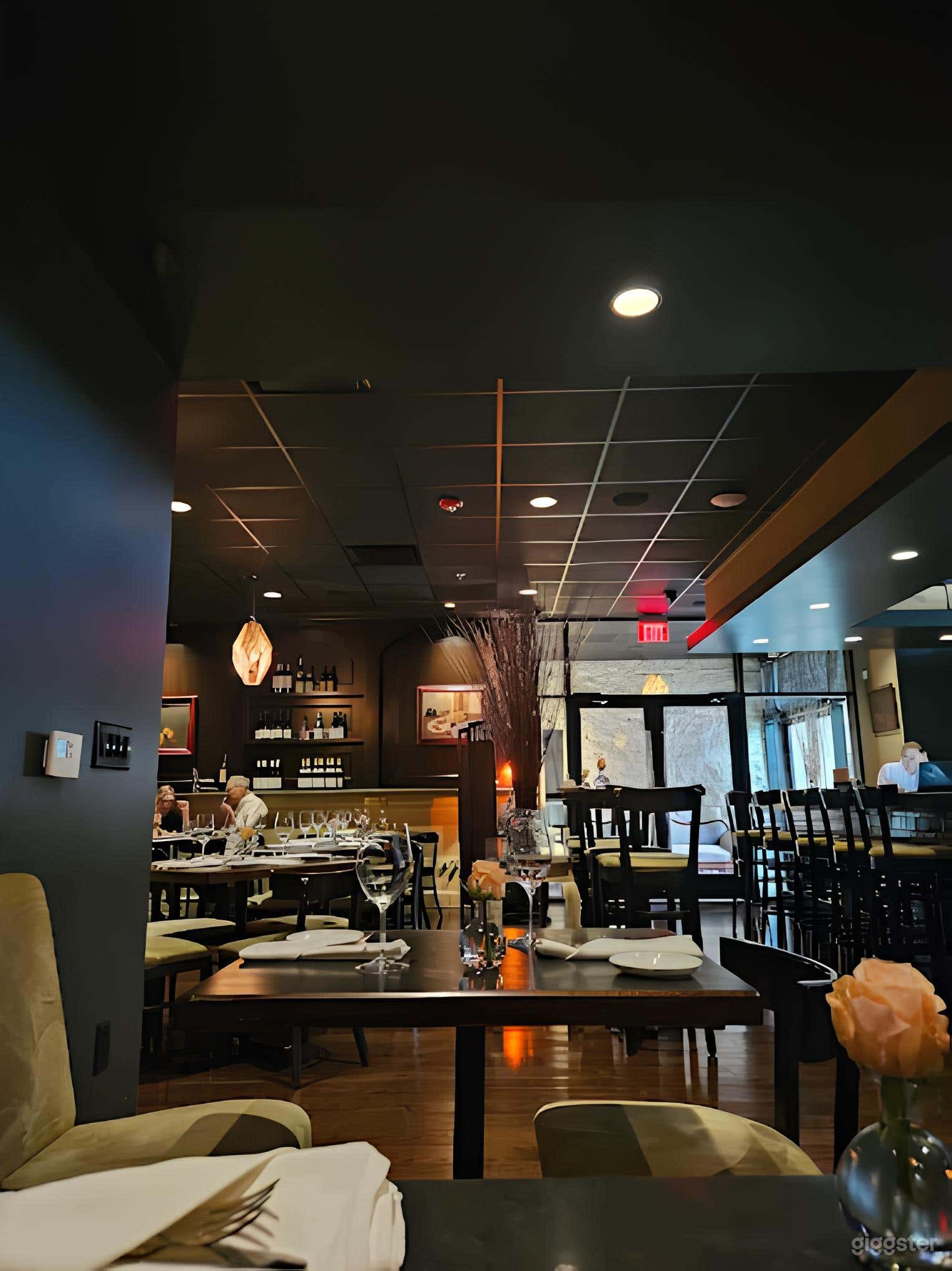 Elegant Dining &amp; Bar Area Photo 4