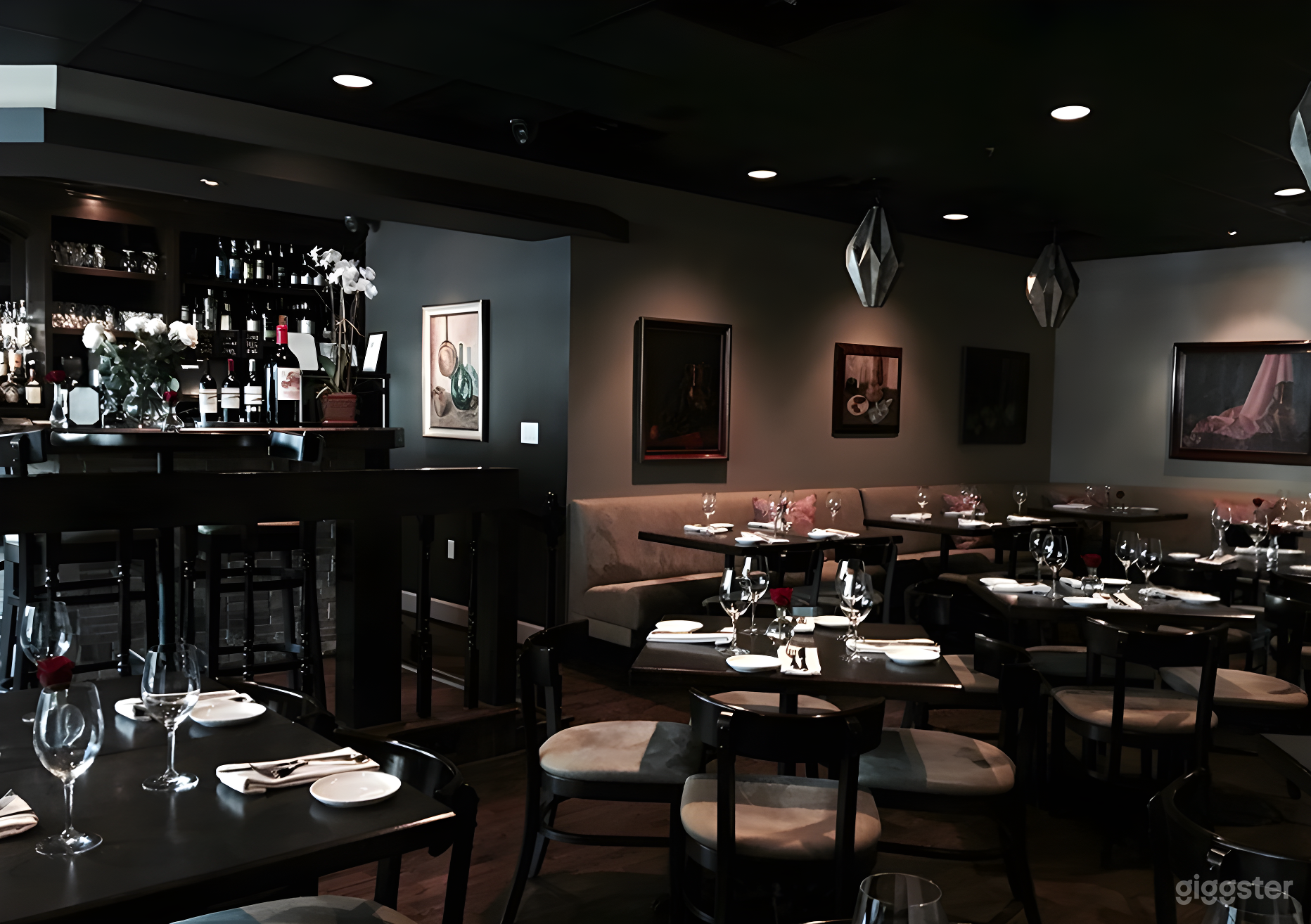 Elegant Dining &amp; Bar Area Photo 2