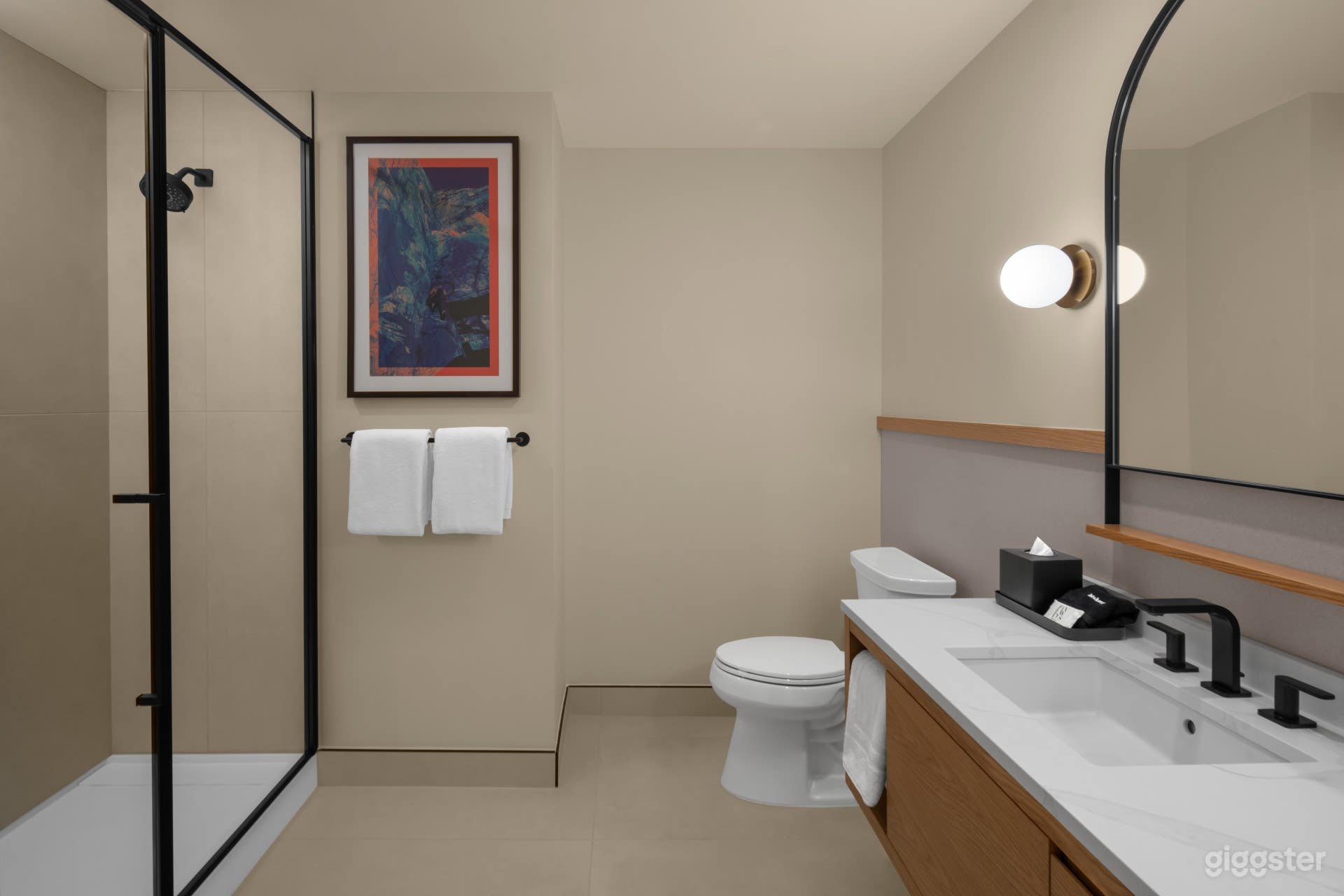 Elegant Hotel Room for Conferences & Meetings Photo 3