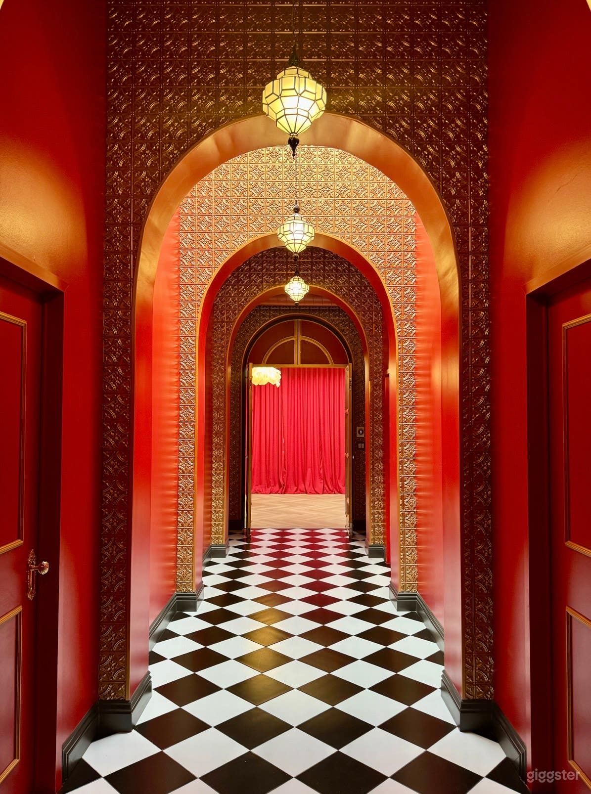 Chic Moroccan-Inspired Hallway Studio in Los Angel Photo 2