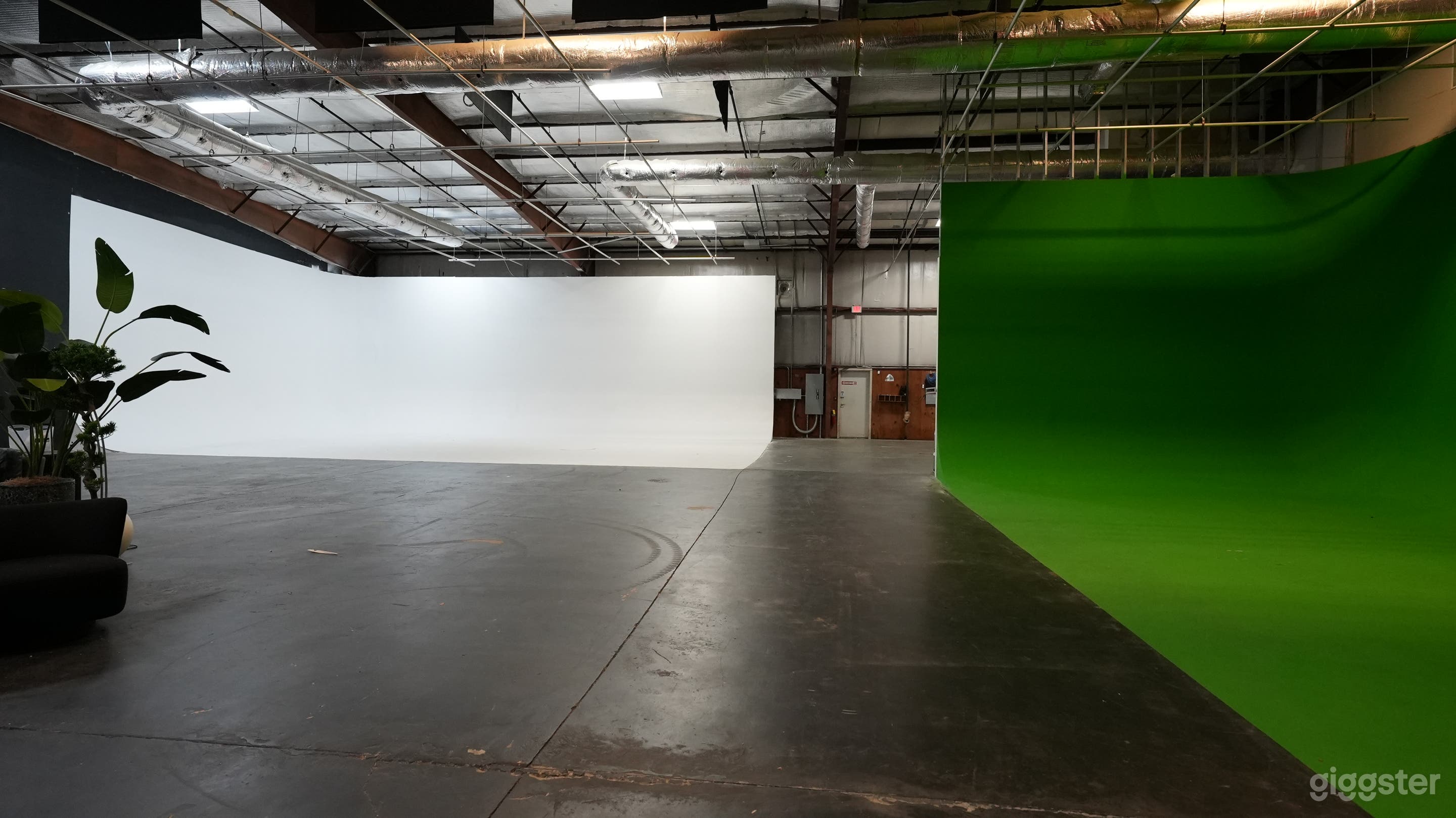 White & Green Cyc Studio Space in Marietta Photo 3