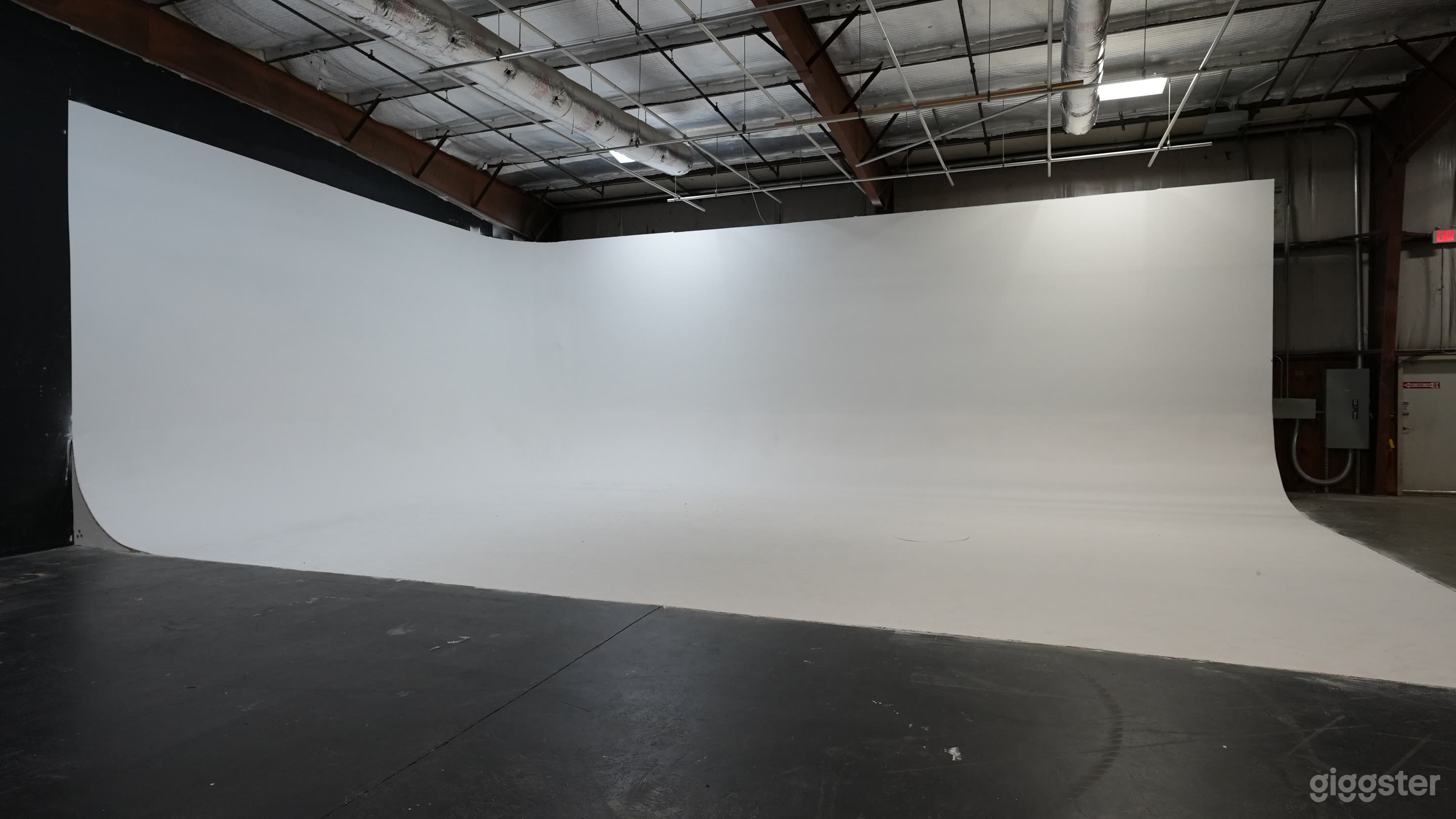 White & Green Cyc Studio Space in Marietta Photo 1