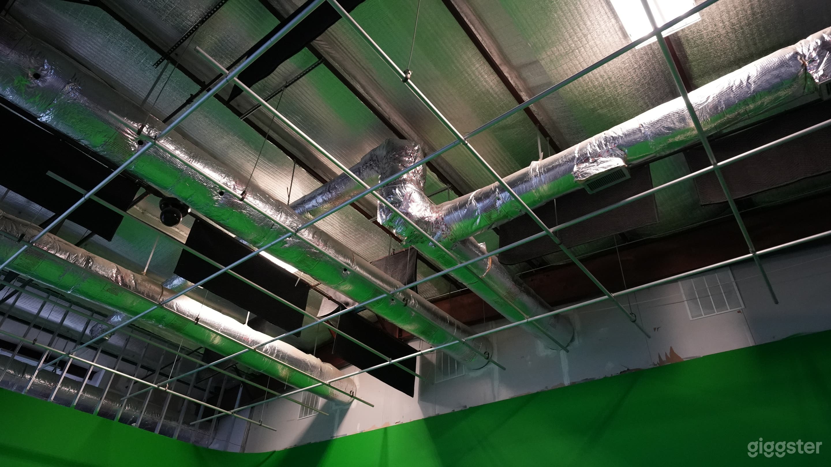 White & Green Cyc Studio Space in Marietta Photo 4