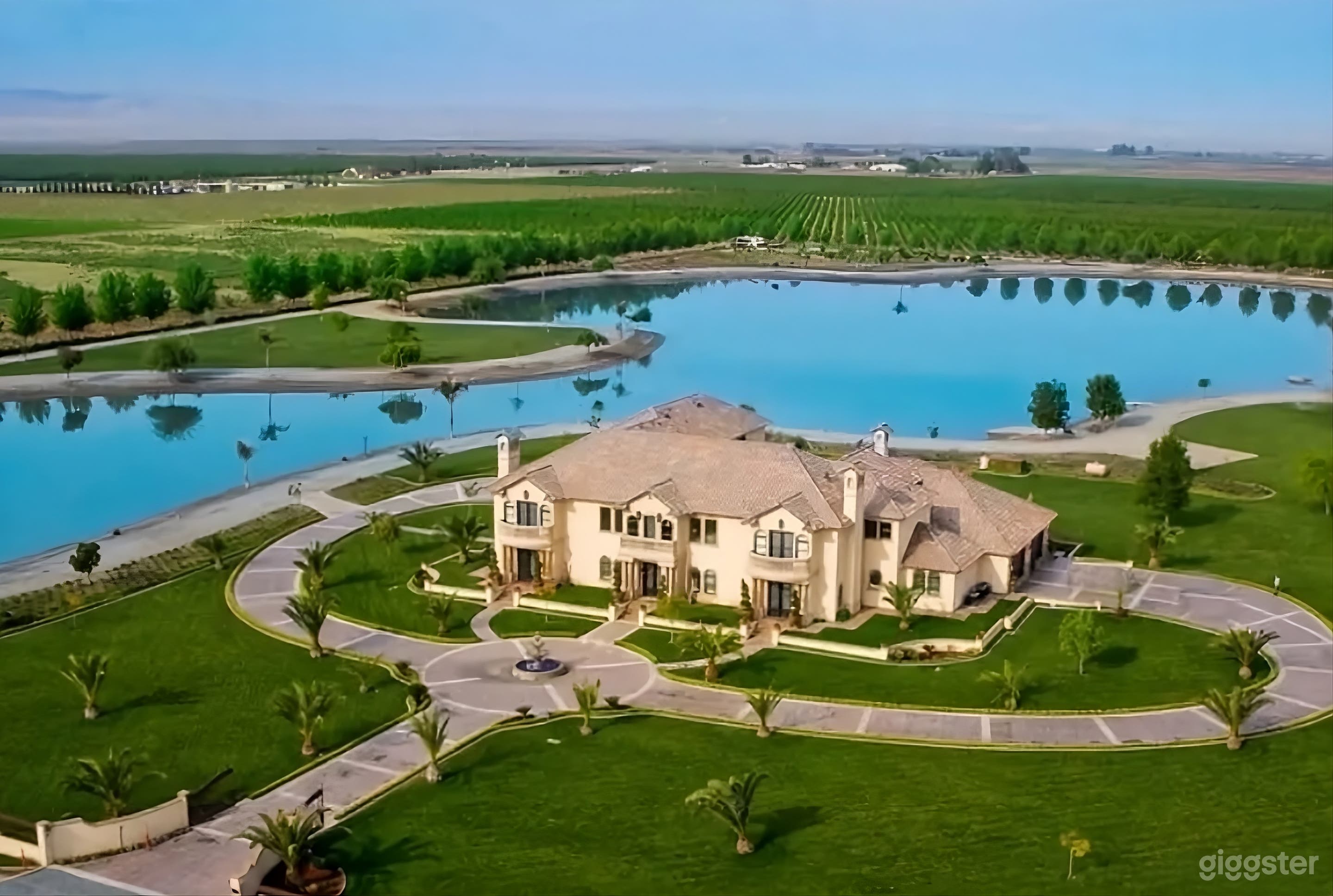 Epic Lakeside Mansion-Luxurious Production Space   Photo 1