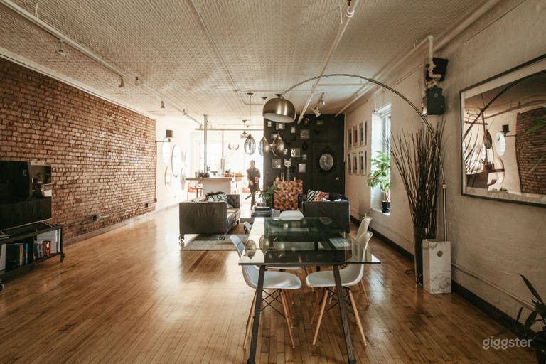  Big Artistic and Flexible Soho Loft with Windows 