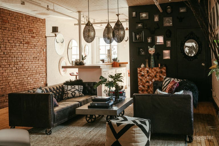  Big Artistic and Flexible Soho Loft with Windows 