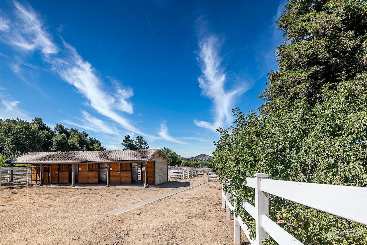 Oaktree Estate Photo 1