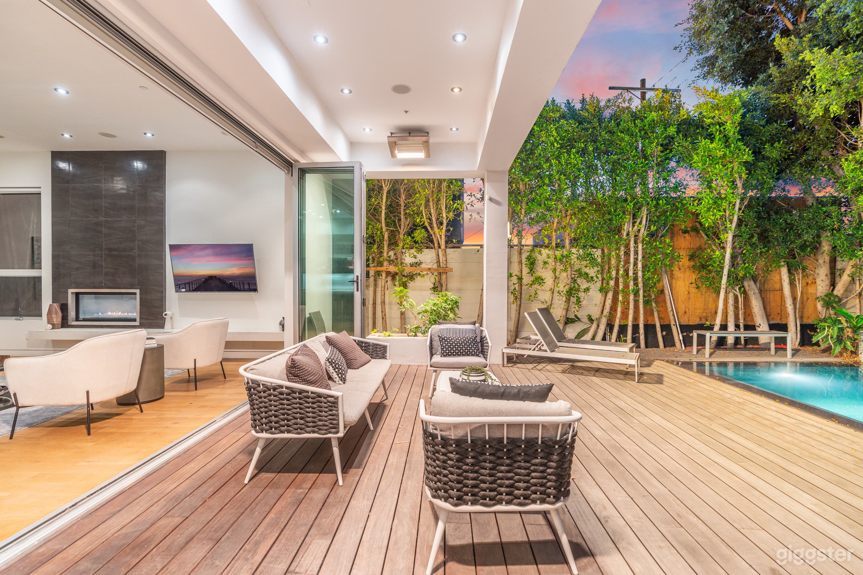 COLGATE MODERN BEVERLY WARM OAK GROVE VILLA Photo 4