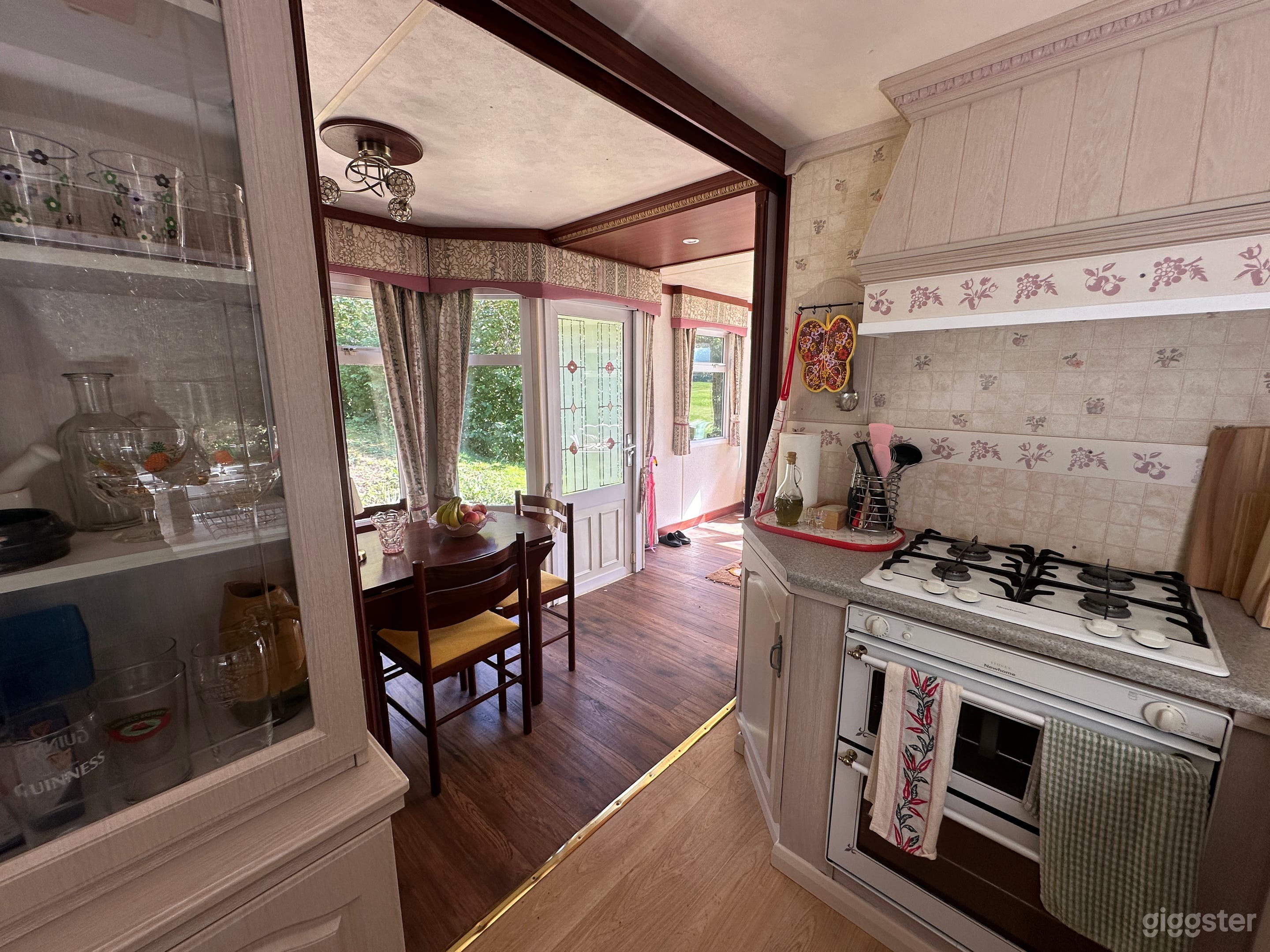 Y2K Style Mobile Home for Film & Editorial Shoots Photo 1