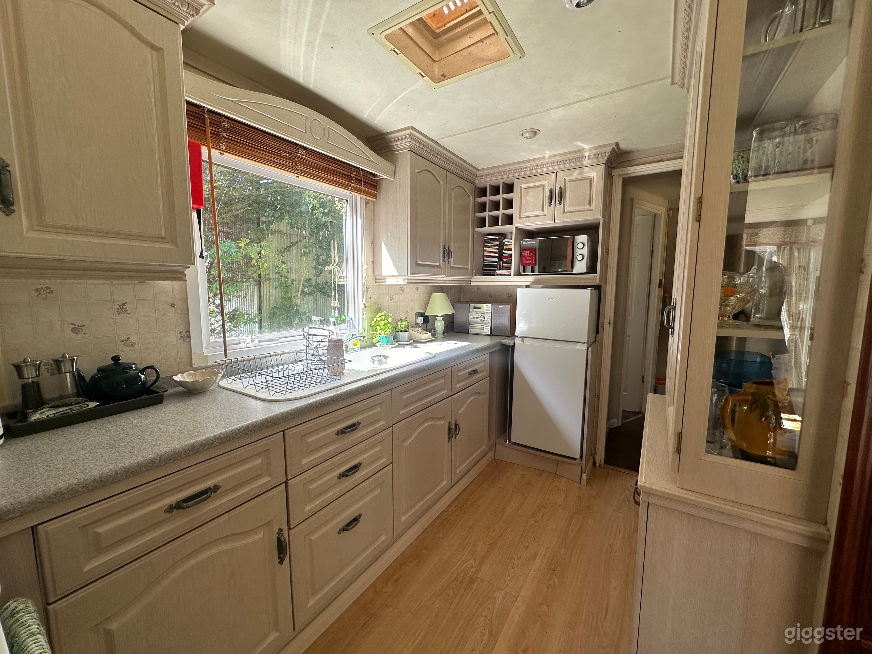 Y2K Style Mobile Home for Film & Editorial Shoots Photo 3