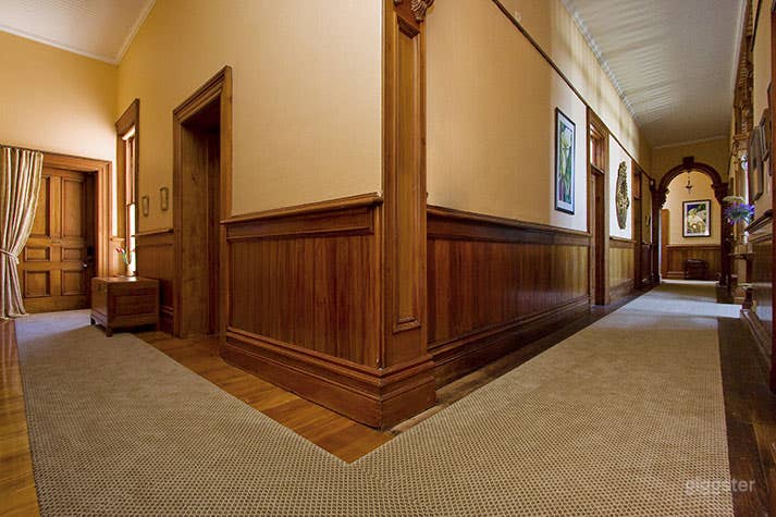 Historic English Manor House Photo 3