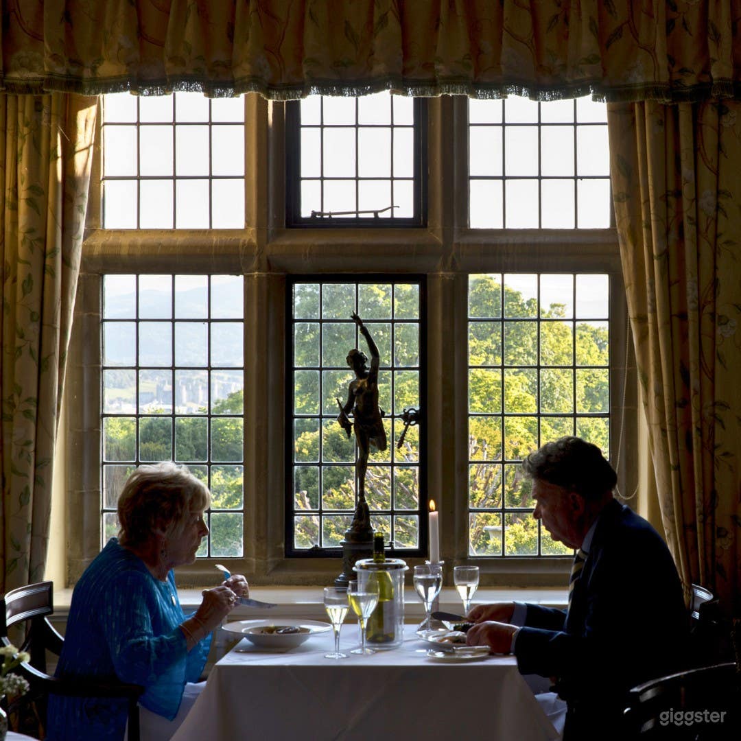 Modern and Bright Private Dining Area Photo 4