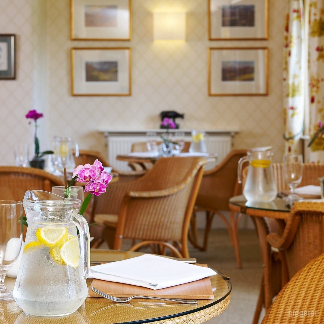 Modern and Bright Private Dining Area Photo 3