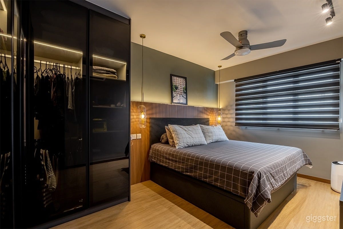 Dark, Modern 5 room Apartment Photo 2