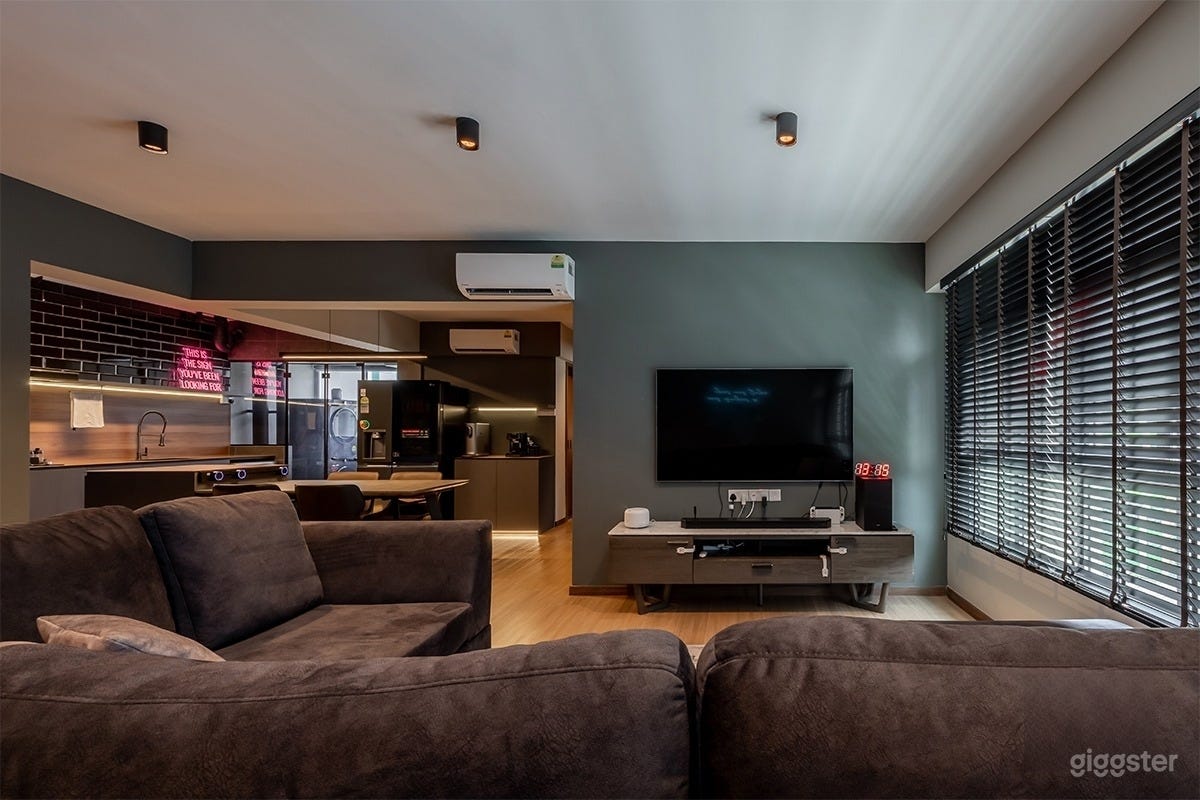 Dark, Modern 5 room Apartment Photo 4